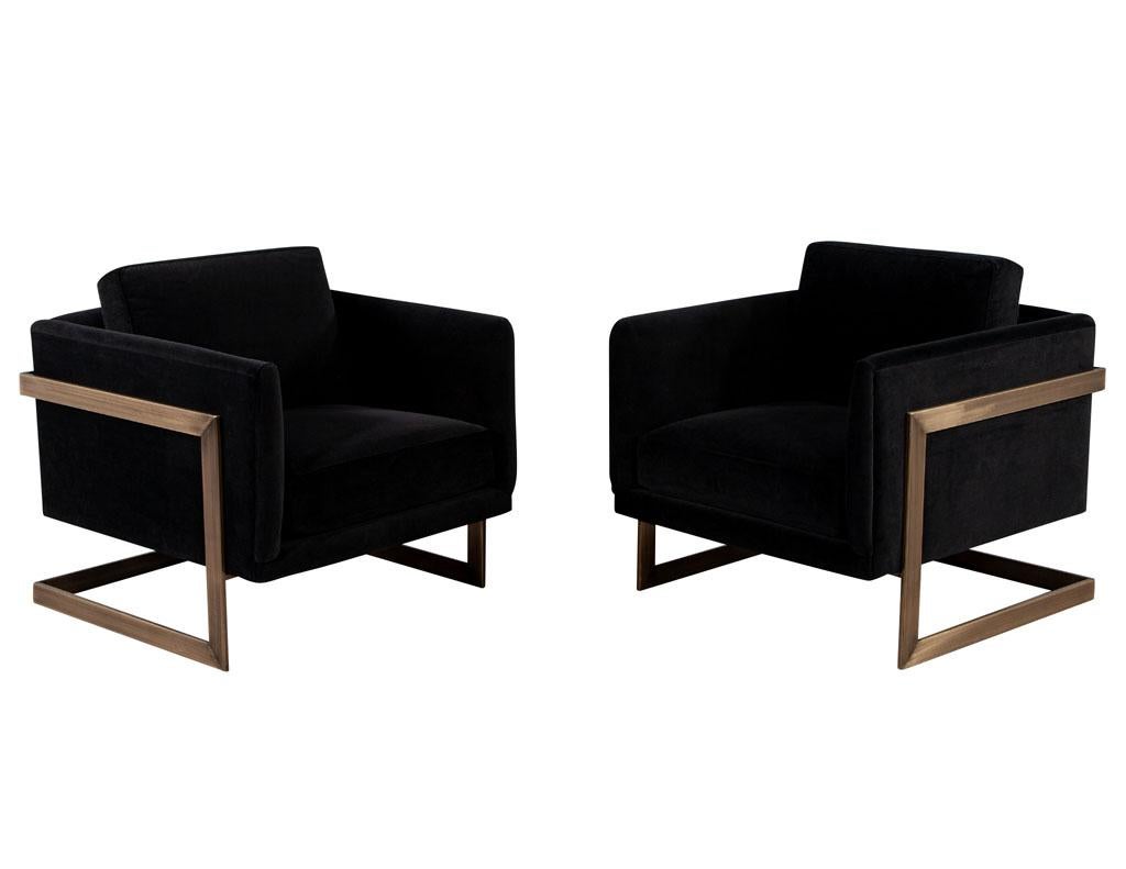 Ein Paar Sessel aus schwarzem Samt mit Messingrahmen von Carrocel. Design inspiriert von Milo Baughman, neu hergestellt in Kanada. Gepolstert mit schwarzem Designersamt und ergänzt durch einen gealterten Messingrahmen. Diese Stühle können in