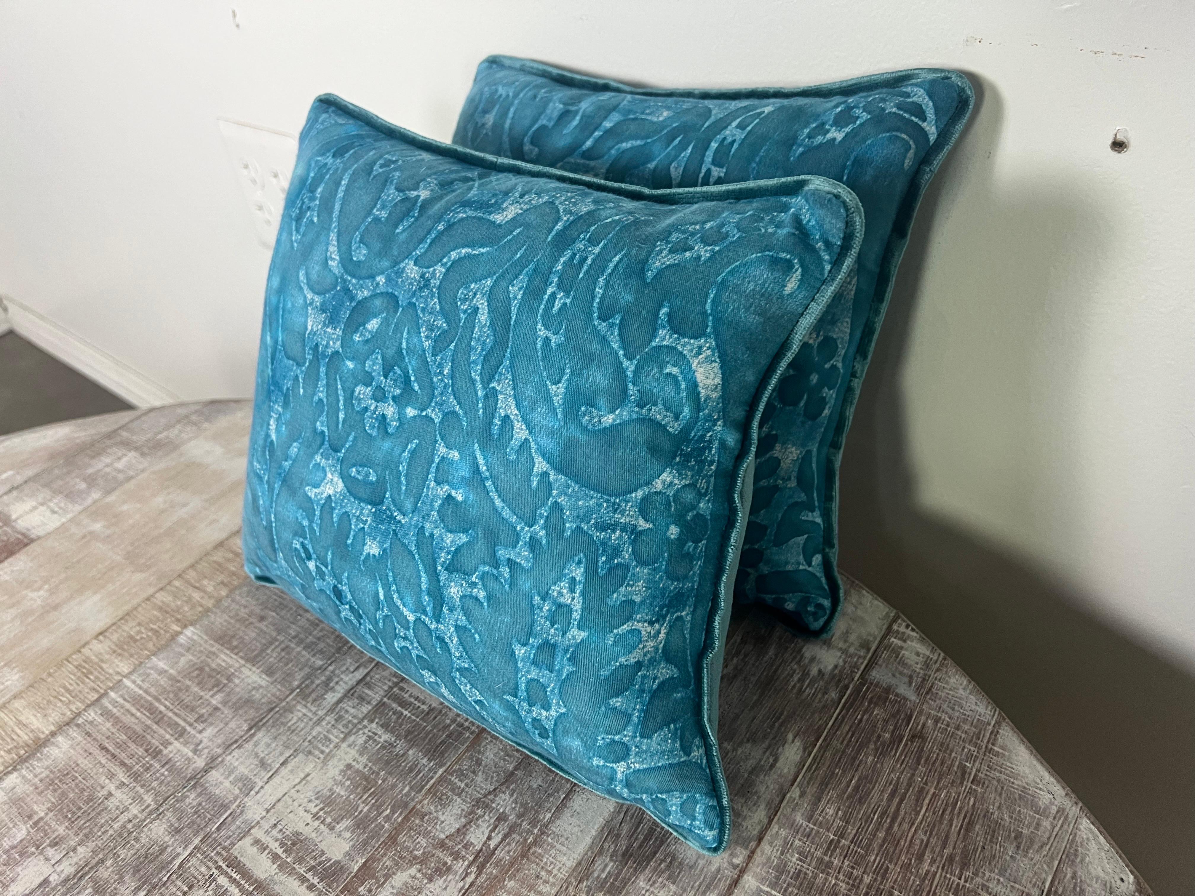 Barocco Coppia di cuscini blu personalizzati in stile Fortuny in vendita