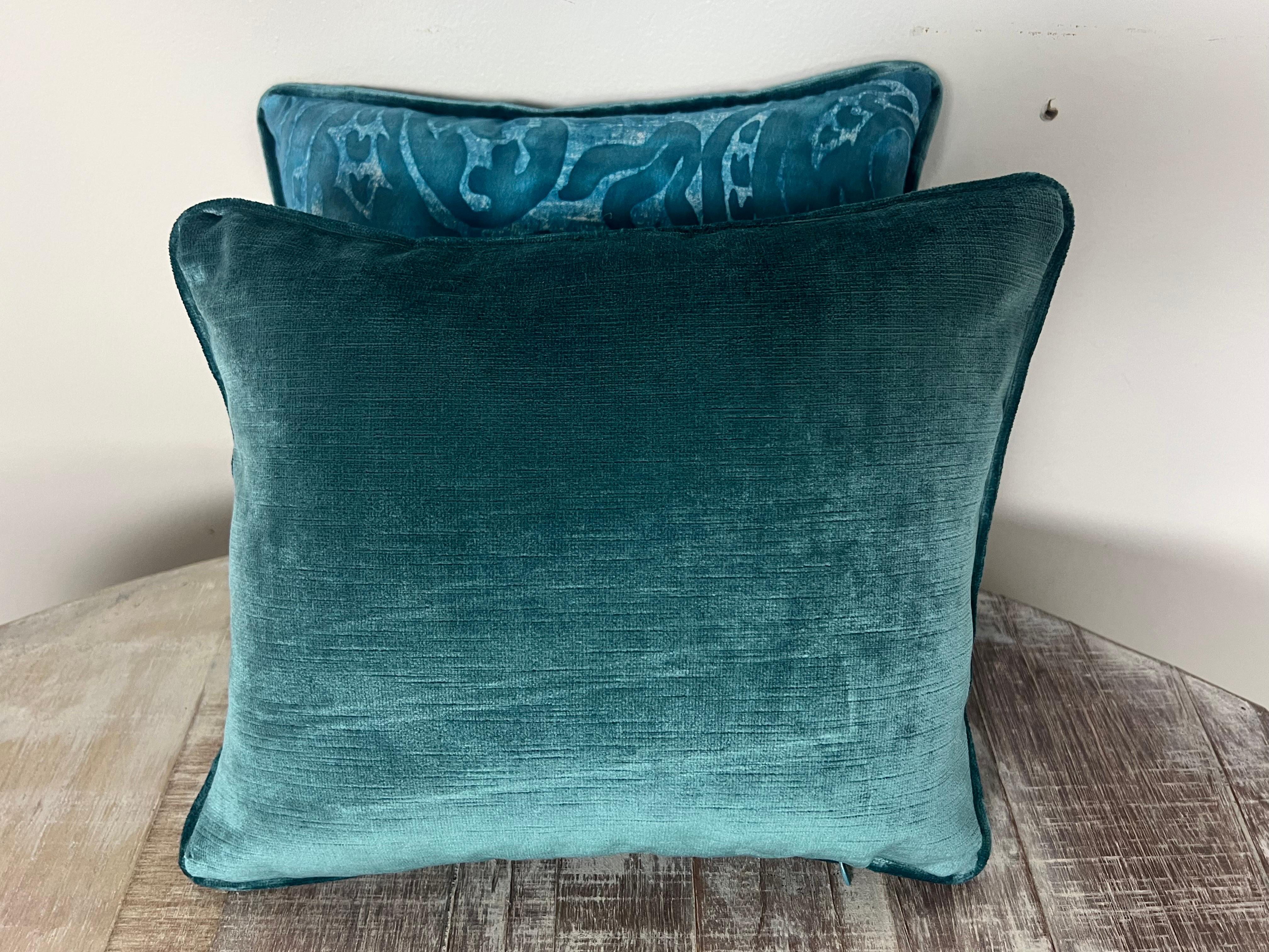 Italiano Coppia di cuscini blu personalizzati in stile Fortuny in vendita