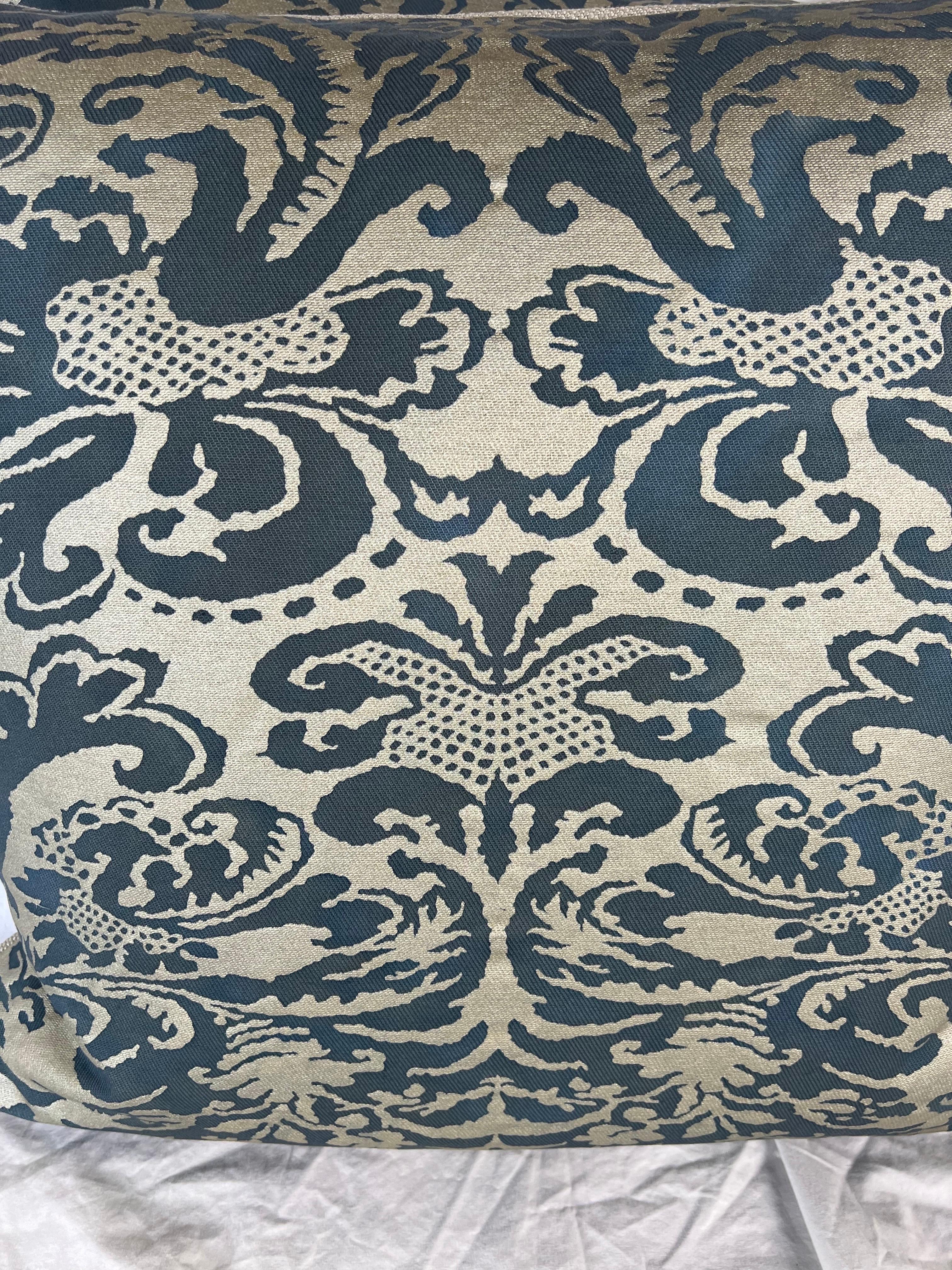 Bellissima coppia di cuscini realizzati con il raro cotone stampato di Mariano Fortuny. Sono caratterizzati da foglie d'acanto e pennacchi. Gli schienali in velluto coordinato e gli inserti in piuma d'oca combinano eleganza e comfort.