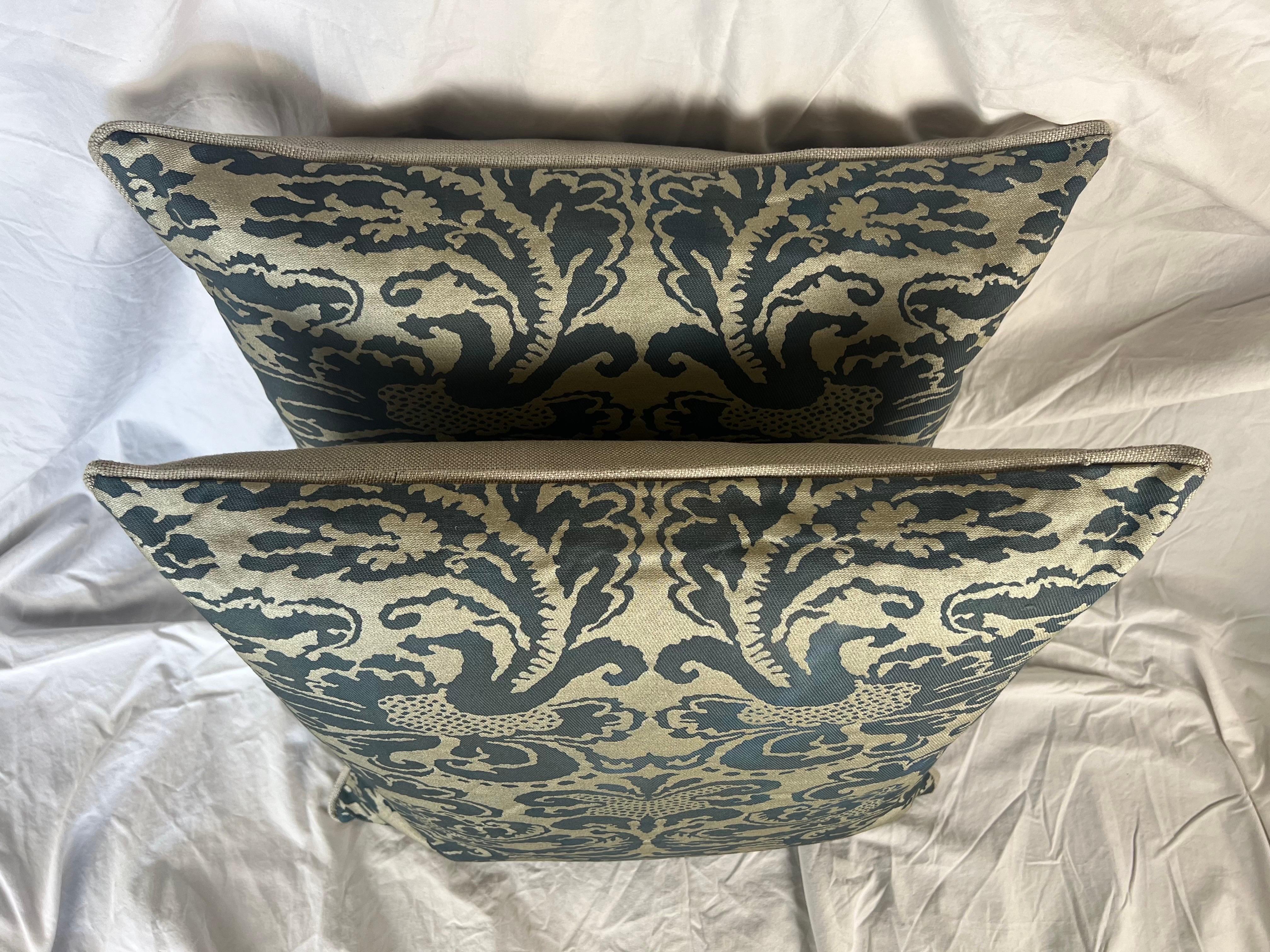 Italiano Coppia di cuscini personalizzati blu e oro metallizzato di Fortuny in vendita
