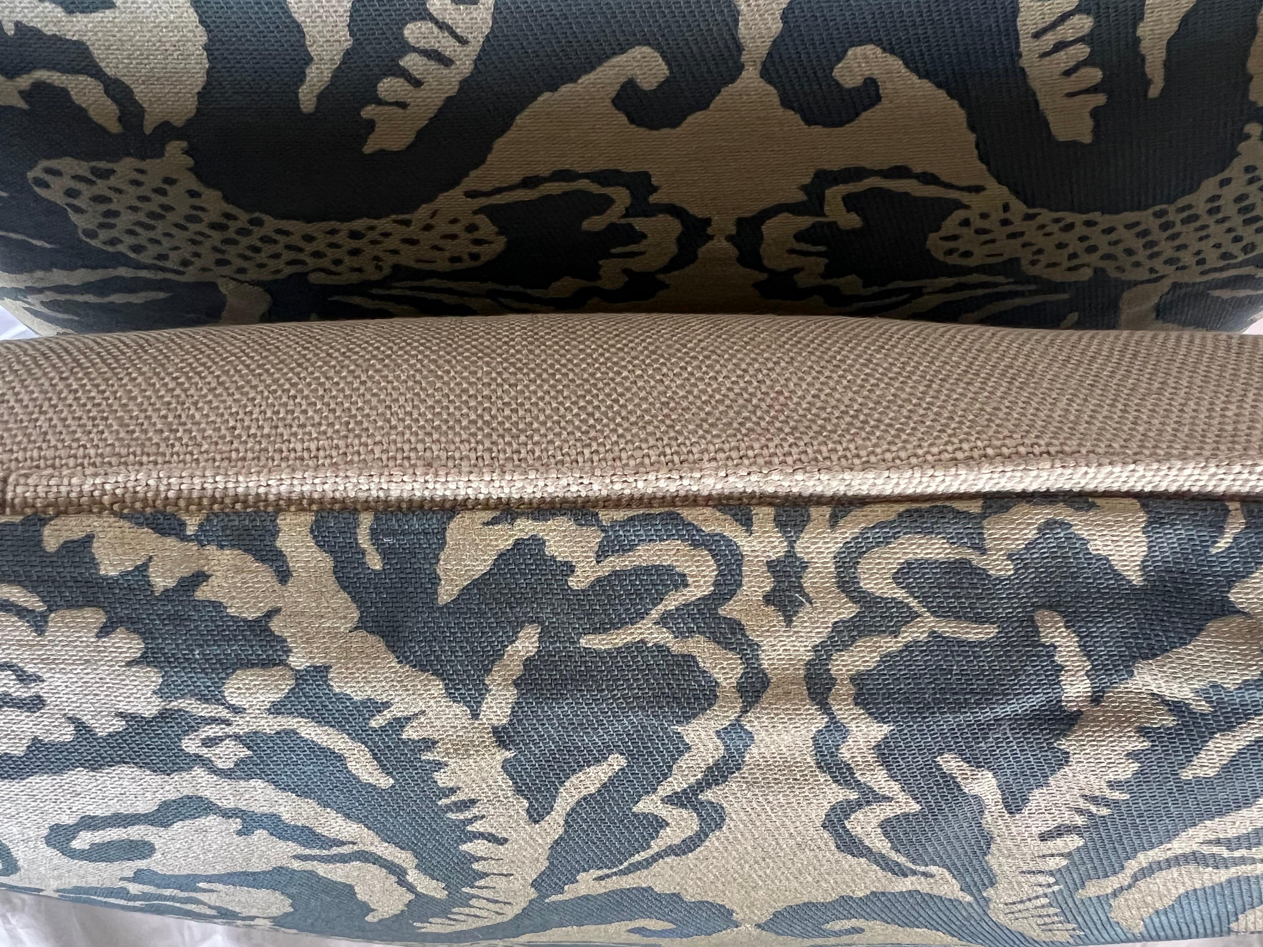 Coppia di cuscini personalizzati blu e oro metallizzato di Fortuny In condizioni Nuovo in vendita a Los Angeles, CA