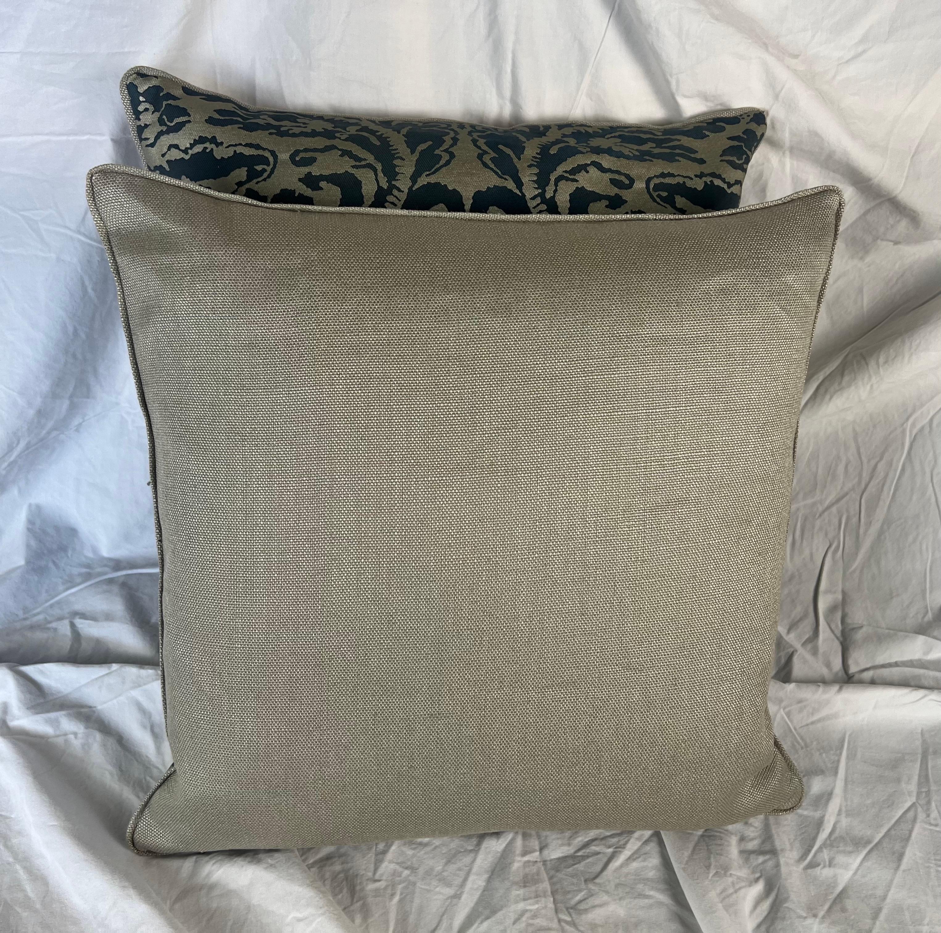 XXI secolo e contemporaneo Coppia di cuscini personalizzati blu e oro metallizzato di Fortuny in vendita