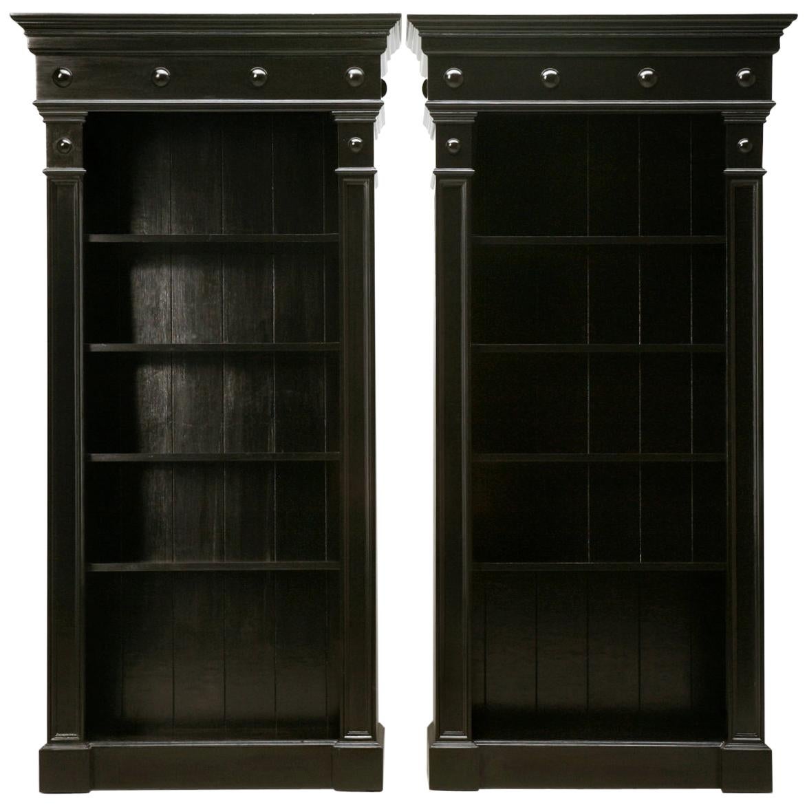 Ein Paar maßgefertigte Bücherregale, schwarz, handbemalt, in jeder Dimension oder Ausführung
