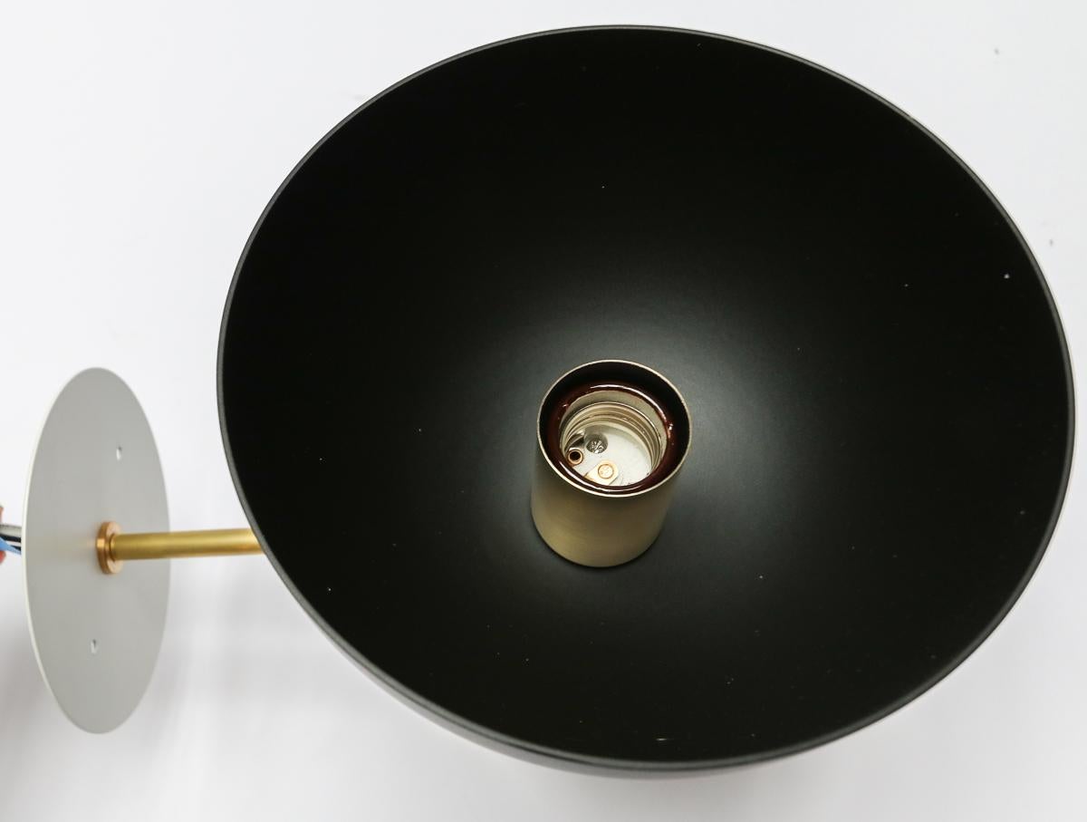 Paire d'appliques fabriquées sur mesure en laiton et métal noir du mi-siècle moderne par Adesso Imports en vente 5