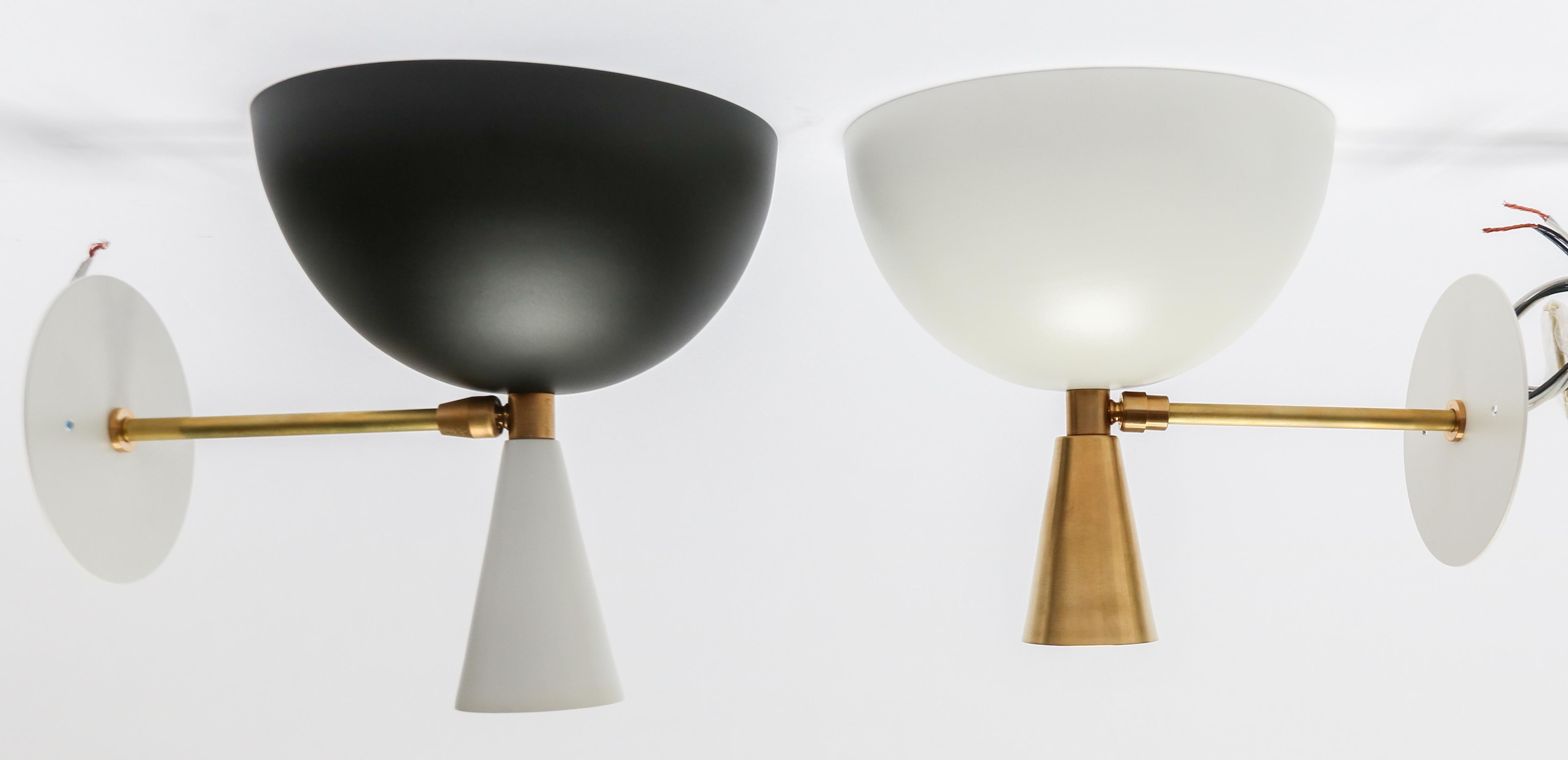 Paire d'appliques fabriquées sur mesure en laiton et métal noir du mi-siècle moderne par Adesso Imports en vente 7