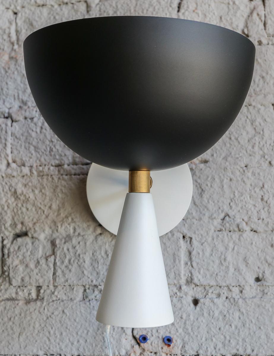 Métal Paire d'appliques fabriquées sur mesure en laiton et métal noir du mi-siècle moderne par Adesso Imports en vente