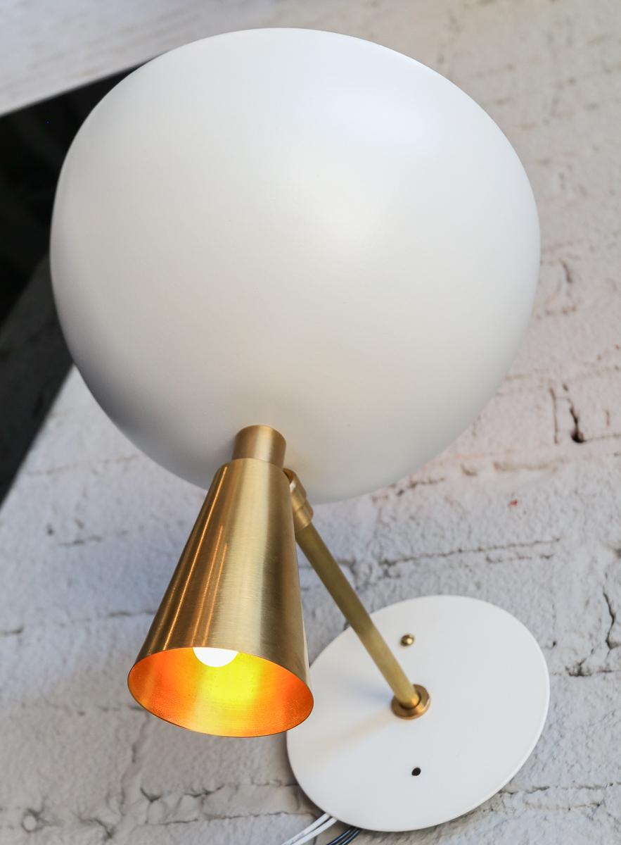 Coppia di applique personalizzate in ottone e metallo bianco in stile Midcentury di Adesso Imports in vendita 3