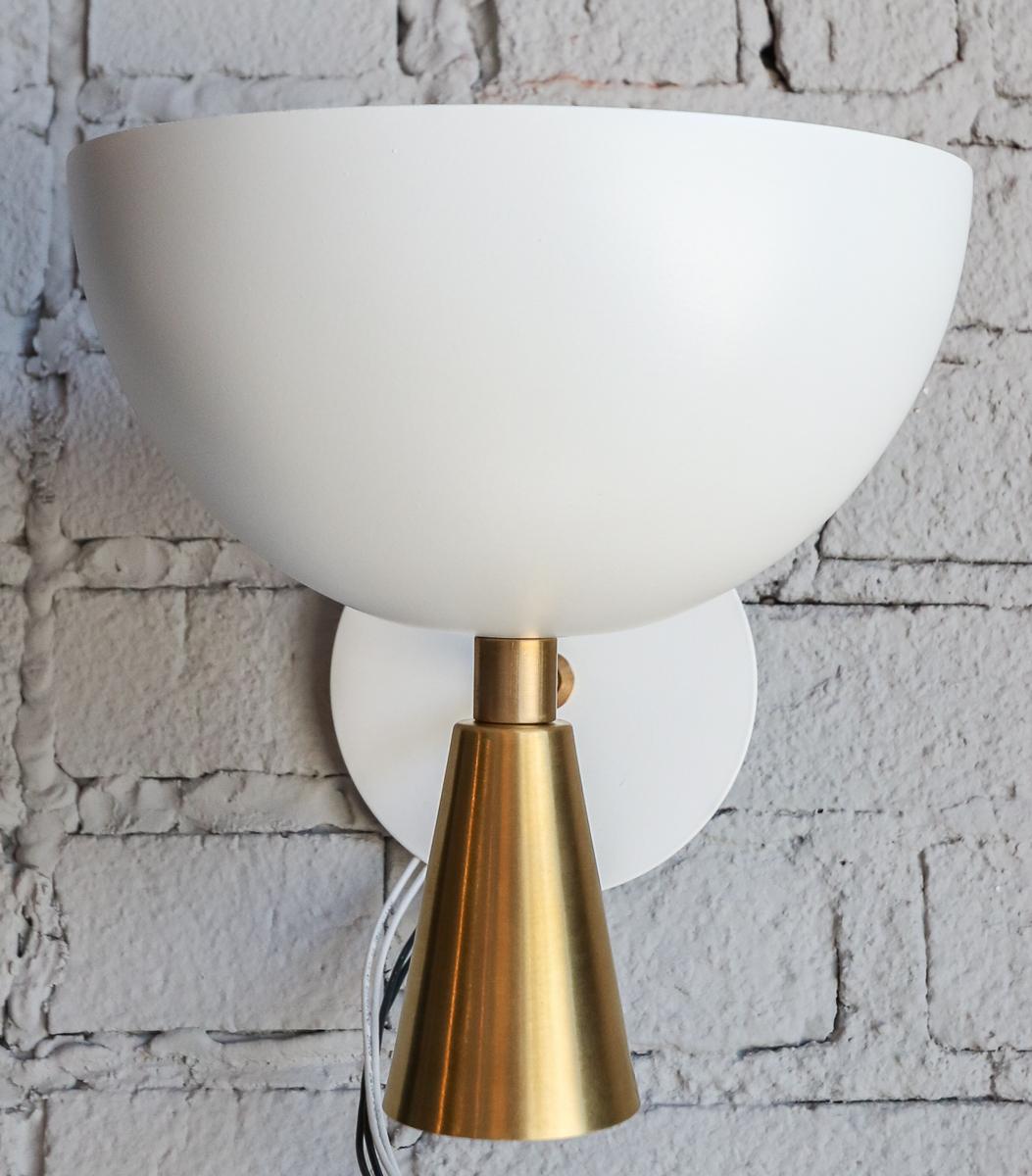 XXI secolo e contemporaneo Coppia di applique personalizzate in ottone e metallo bianco in stile Midcentury di Adesso Imports in vendita