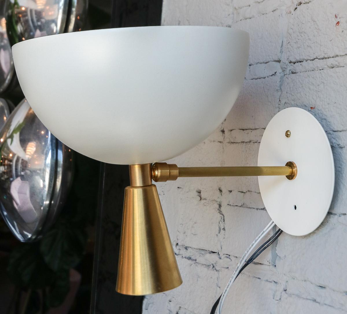 Metallo Coppia di applique personalizzate in ottone e metallo bianco in stile Midcentury di Adesso Imports in vendita