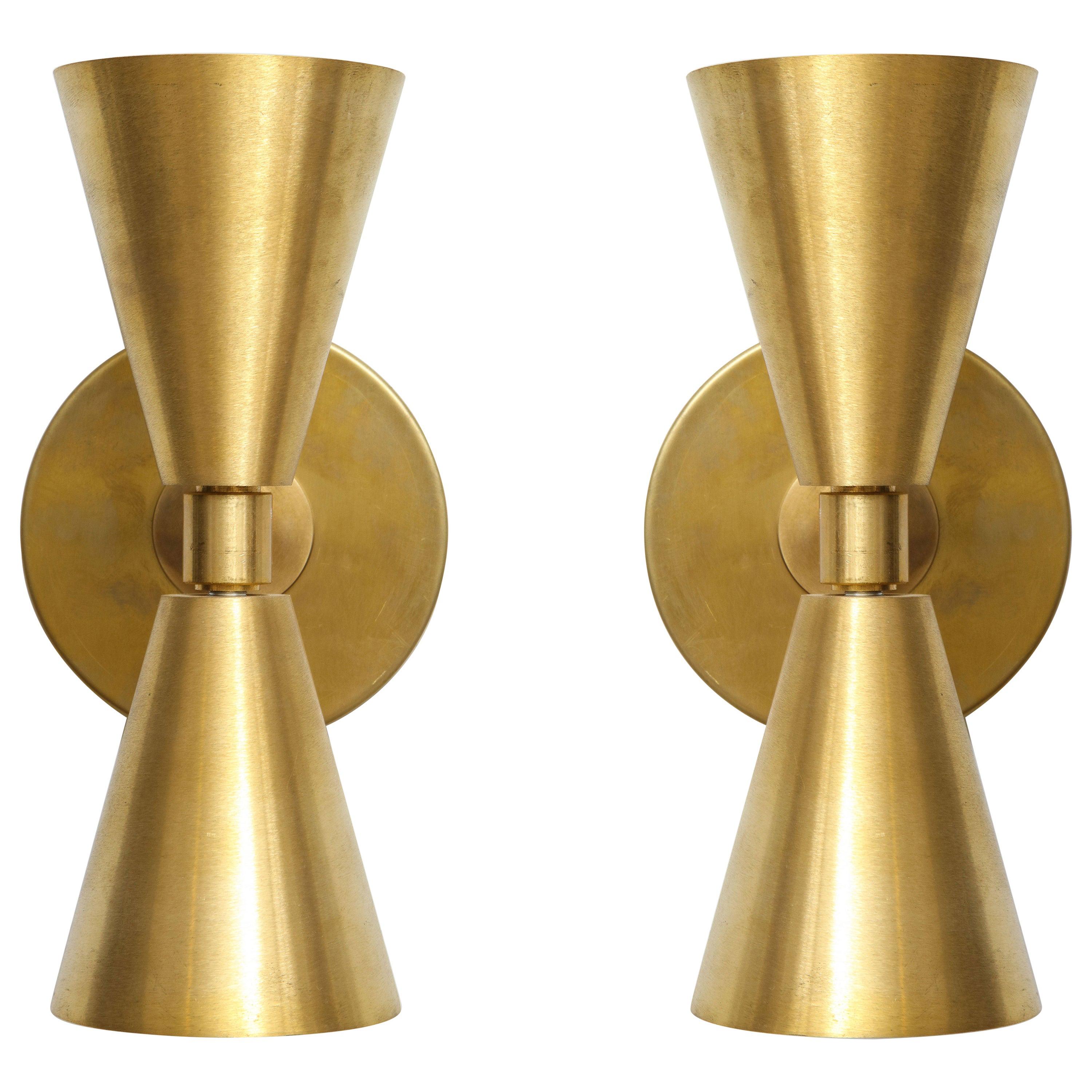 Pareja de candelabros de latón a medida de mediados de siglo