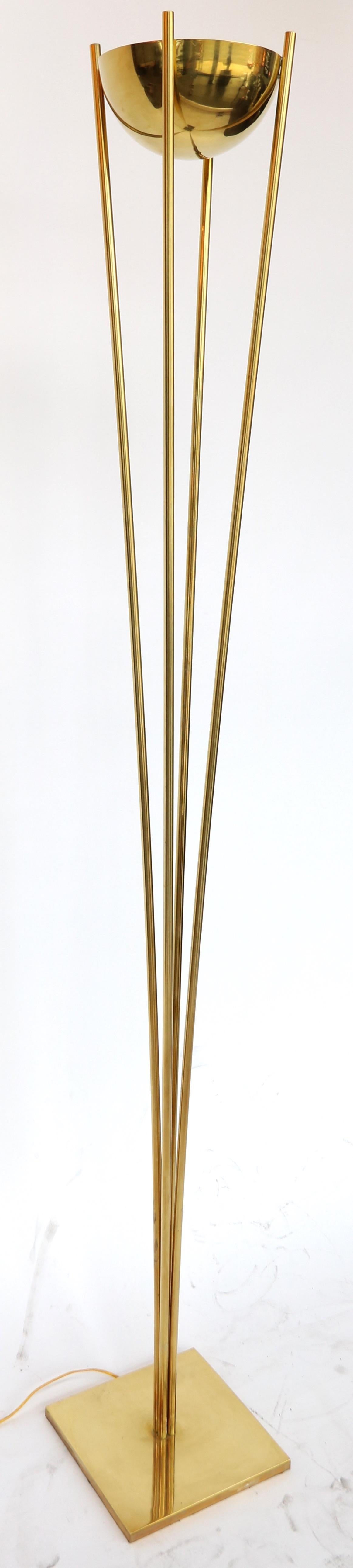 Paire de torchères / lampadaires en laiton massif avec base carrée et lumière en forme de coupe.  Peut être réalisé dans différents métaux et tailles. 