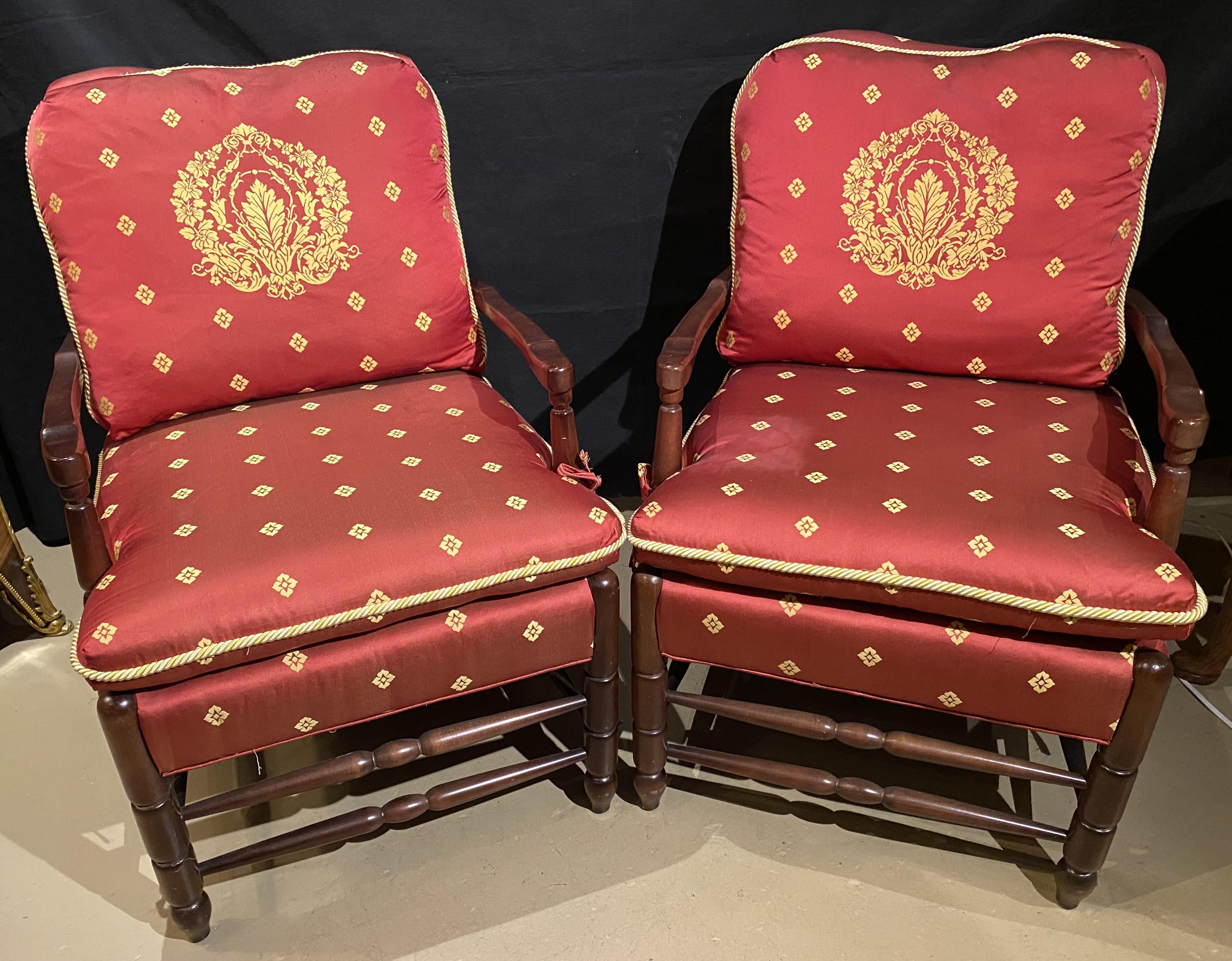 Una bella coppia di poltrone intagliate su misura da Conover Chair Company in North Carolina, probabilmente in acero, con cuscini in raso splendidamente imbottiti, con l'etichetta dell'azienda sotto il pad della seduta, insieme a due copripiumini
