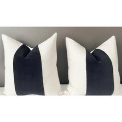 Coppia di pannelli classici in velluto nero Jet personalizzati con cuscini in lino bianco
