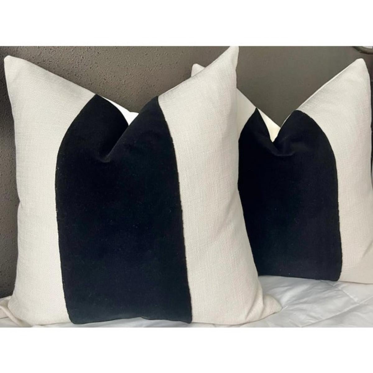 Moderno Coppia di pannelli classici in velluto nero Jet personalizzati con cuscini in lino bianco in vendita
