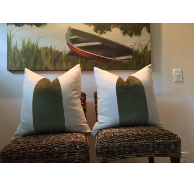 Moderno Coppia di pannelli classici personalizzati in mohair Greene & Greene con cuscini in lino color avena in vendita