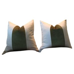 Coppia di pannelli classici personalizzati in mohair Greene & Greene con cuscini in lino color avena