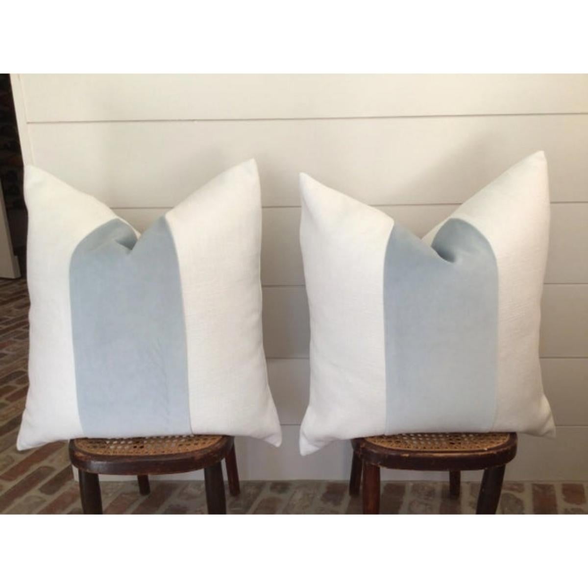 Art déco Paire d'oreillers classiques avec panneaux de velours bleu ciel sur mesure en vente