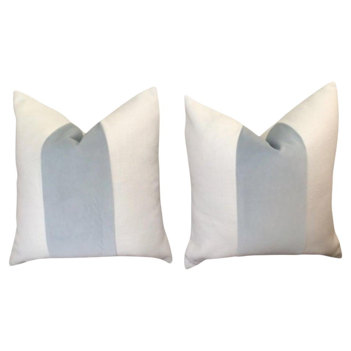 Coppia di cuscini classici personalizzati con pannello in velluto blu baby