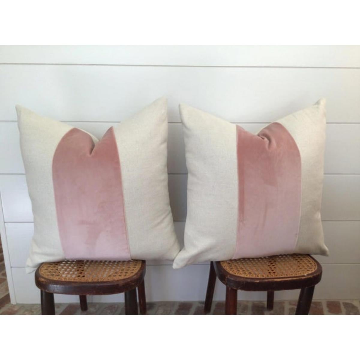 Moderno Coppia di copricuscini personalizzati classici con pannello in velluto blu scuro in vendita