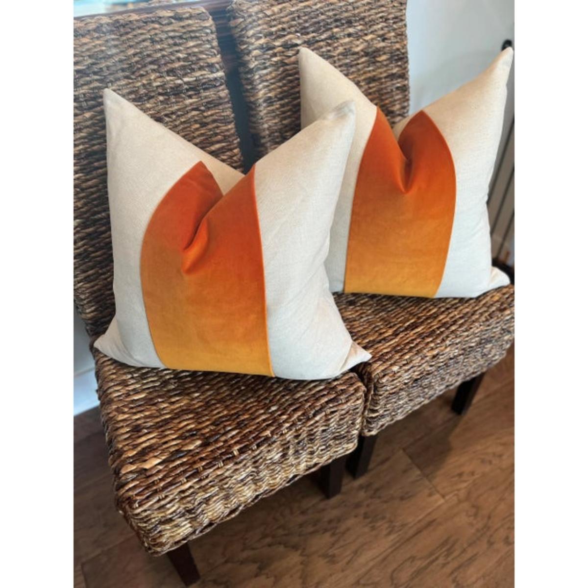 Moderno Coppia di cuscini classici personalizzati con pannello in velluto arancione popsicle in vendita