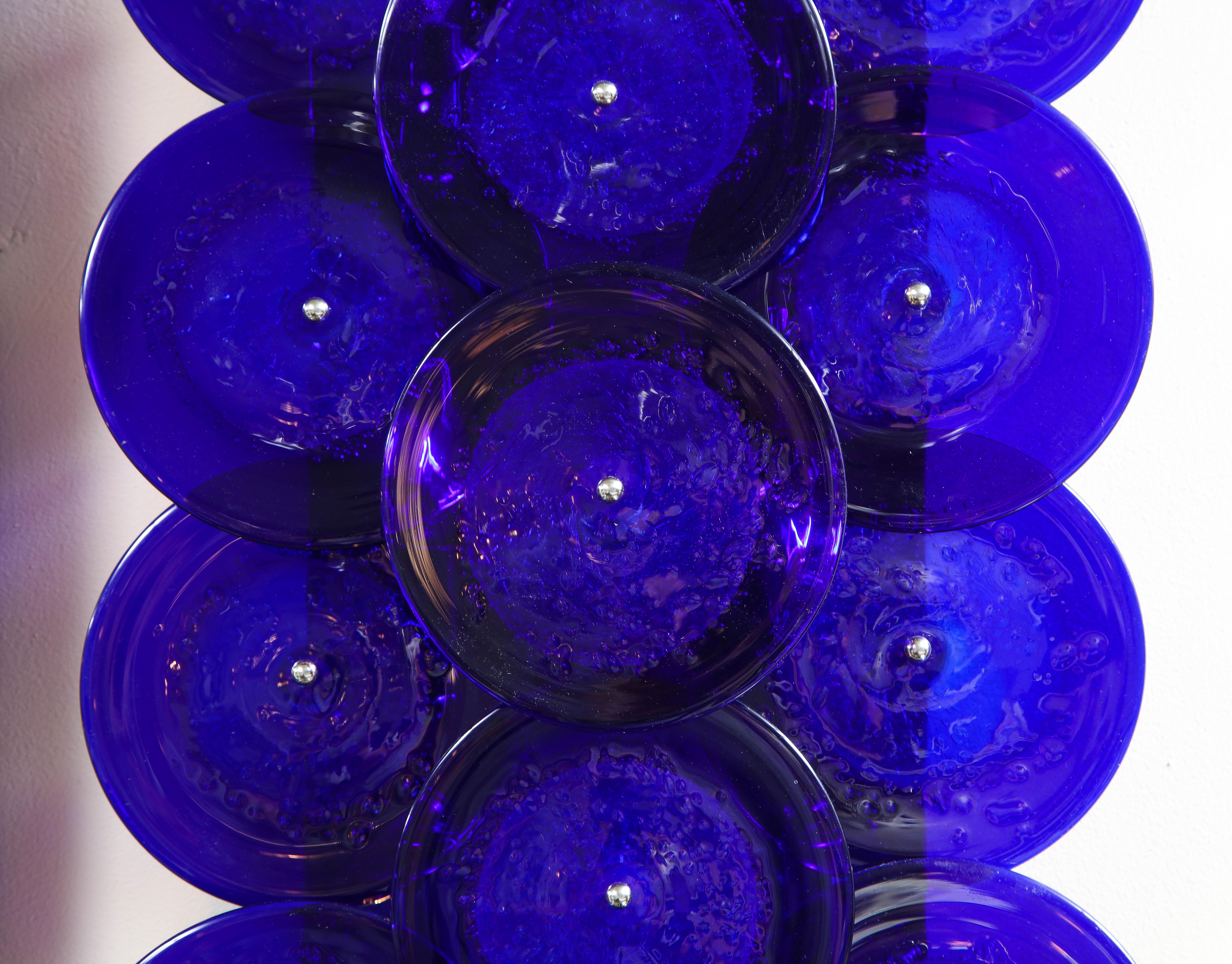 Paire d'appliques à disques en verre de Murano bleu cobalt en vente 3