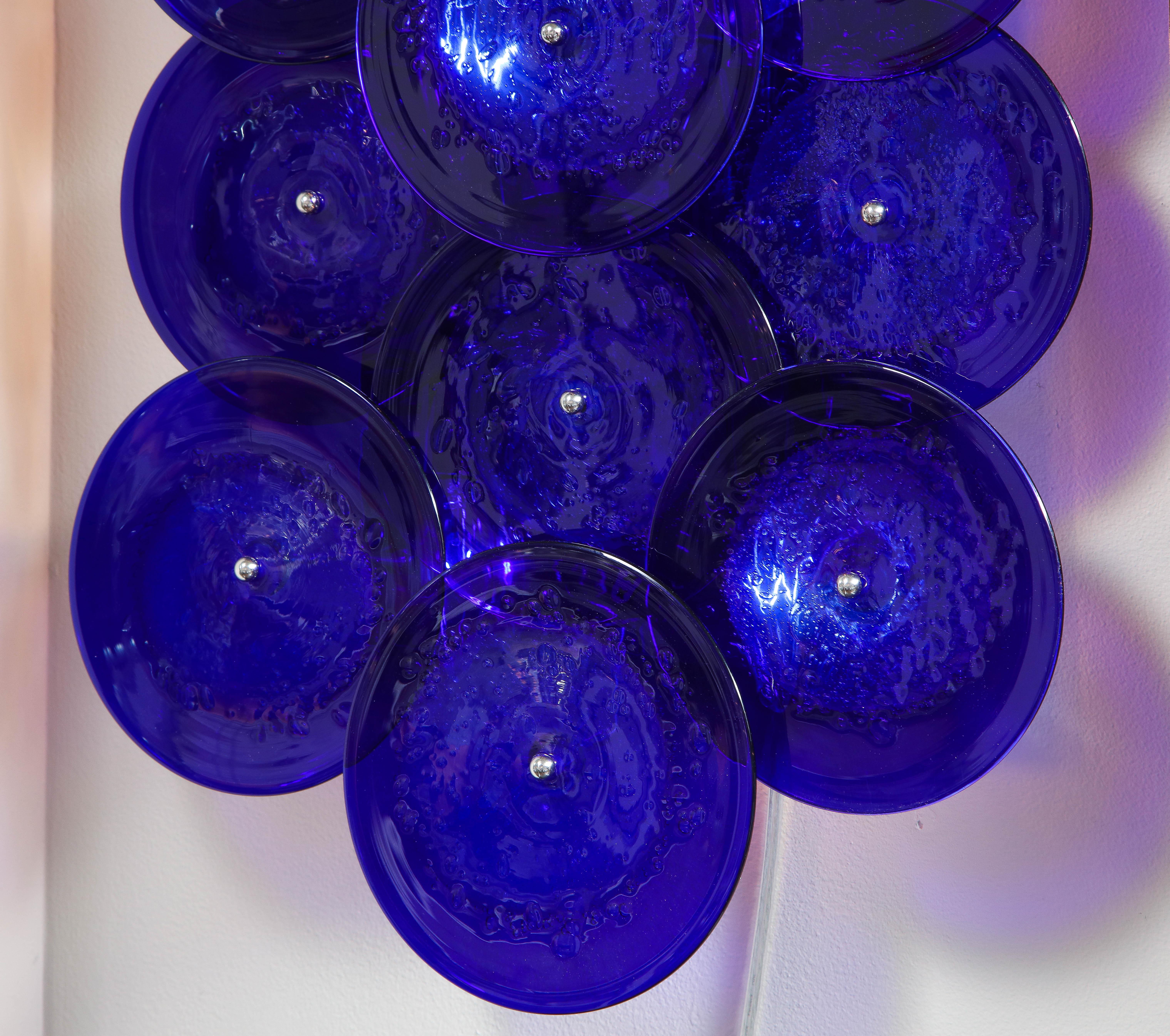 Paire d'appliques à disques en verre de Murano bleu cobalt en vente 4
