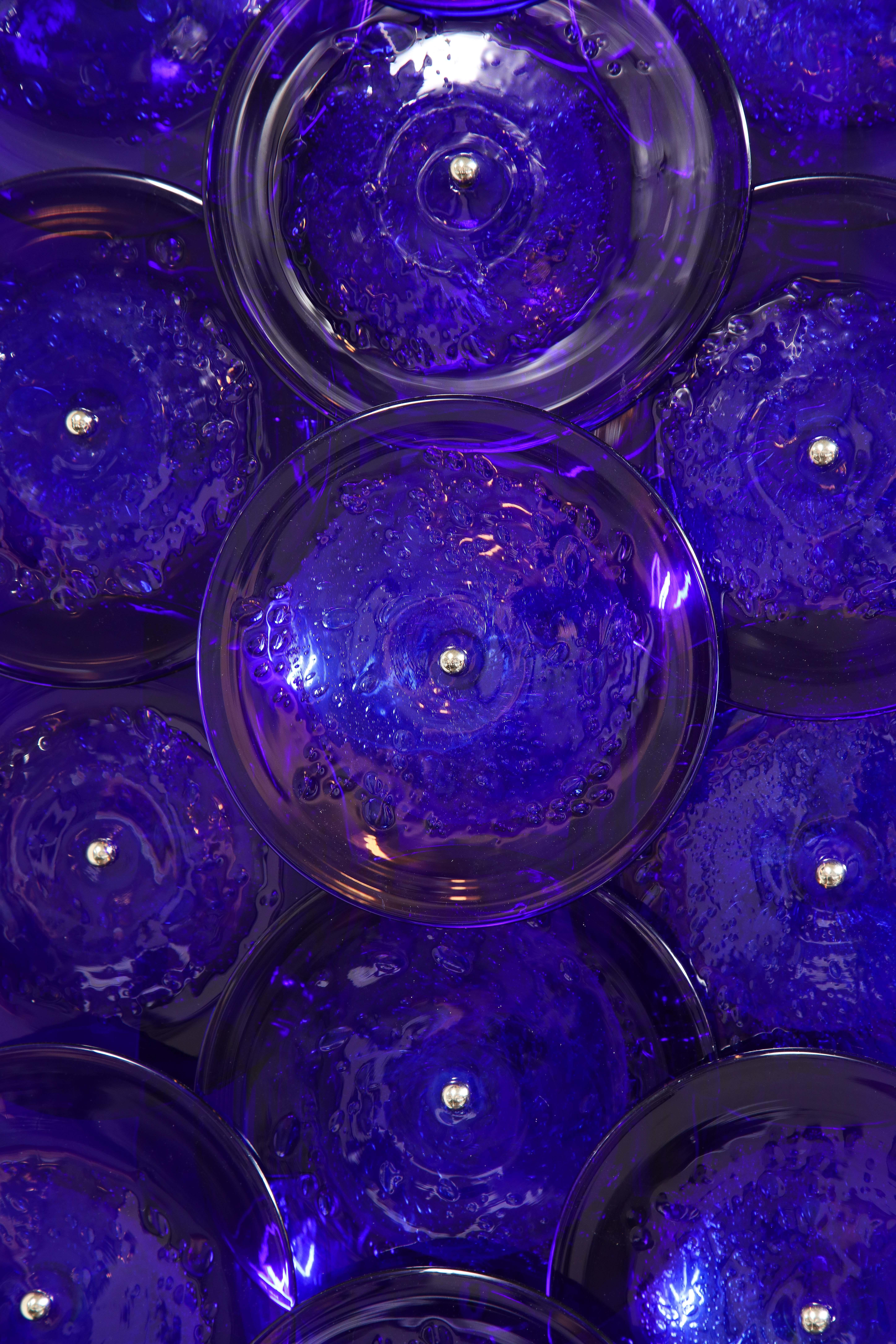Paire d'appliques à disques en verre de Murano bleu cobalt en vente 7