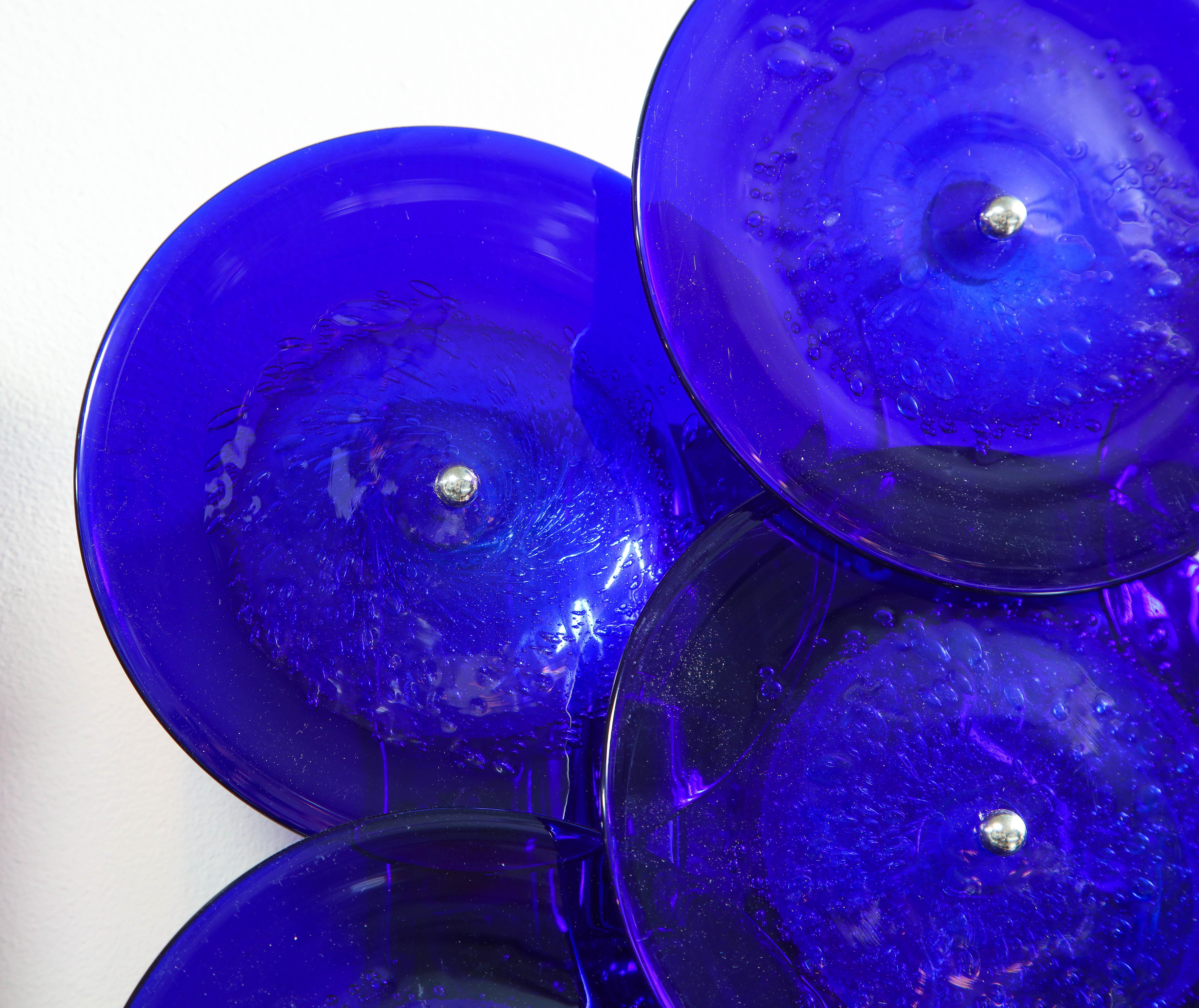 Paire d'appliques à disques en verre de Murano bleu cobalt en vente 10