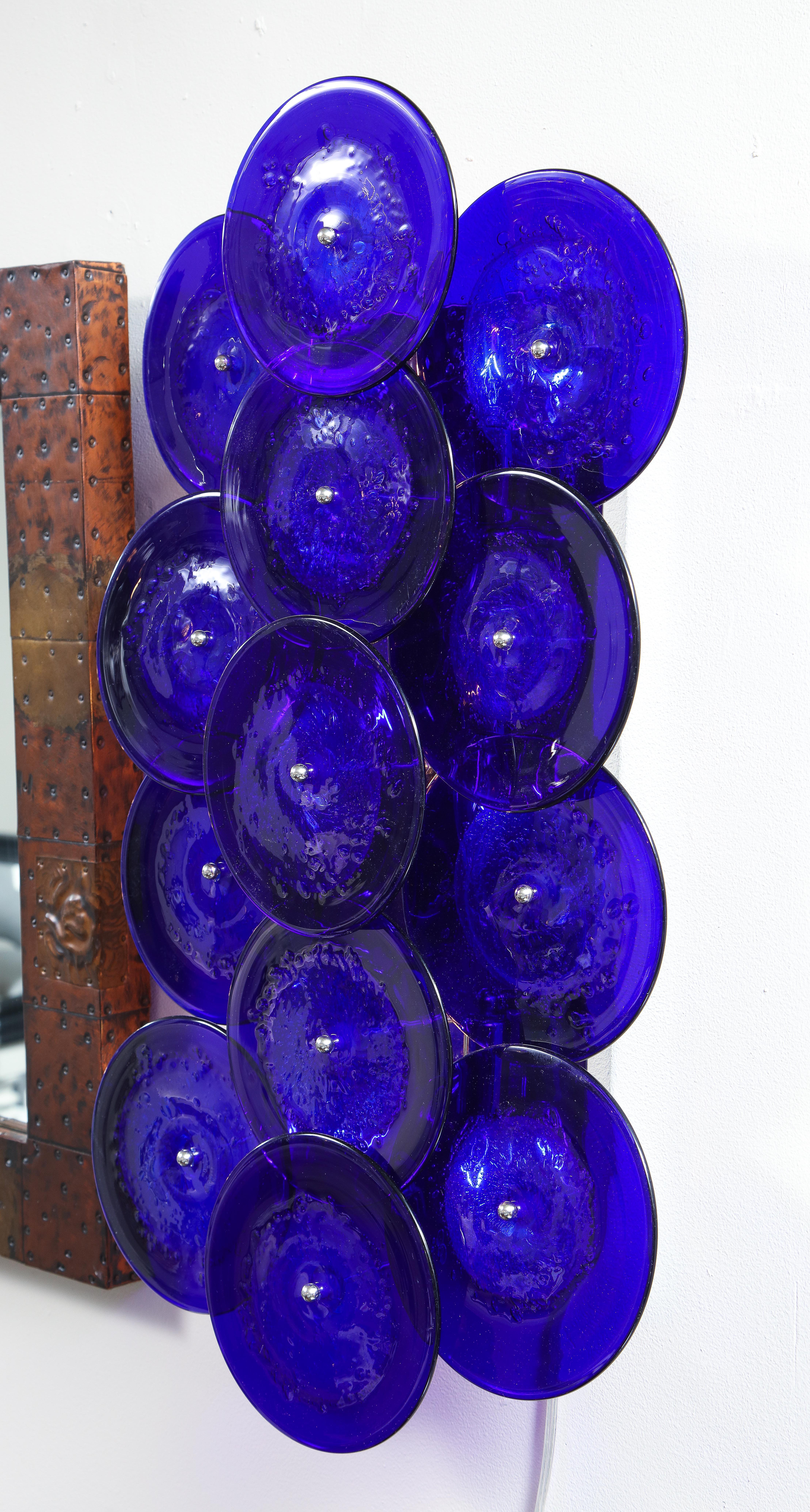 XXIe siècle et contemporain Paire d'appliques à disques en verre de Murano bleu cobalt en vente