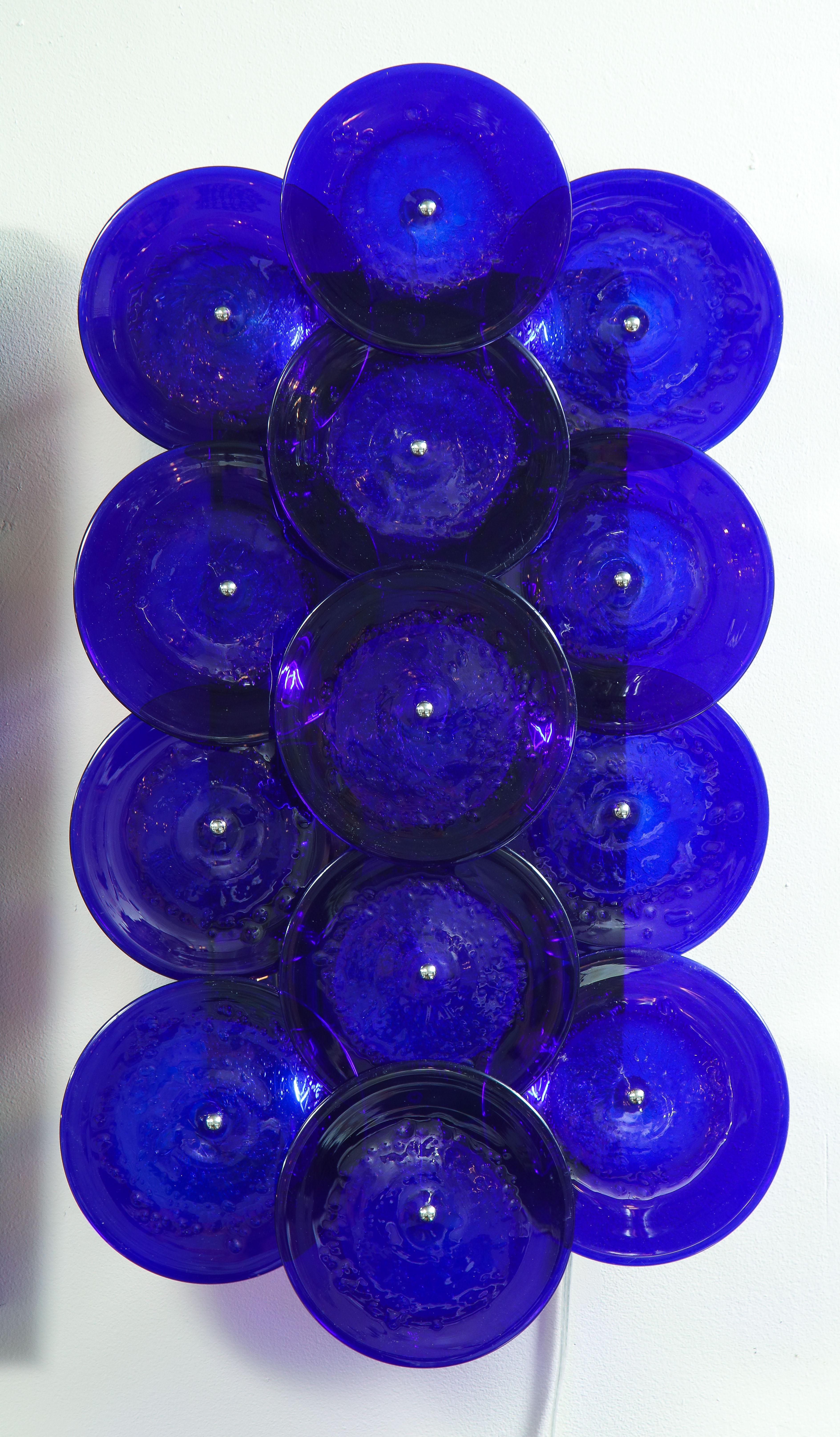 Paire d'appliques à disques en verre de Murano bleu cobalt en vente 1