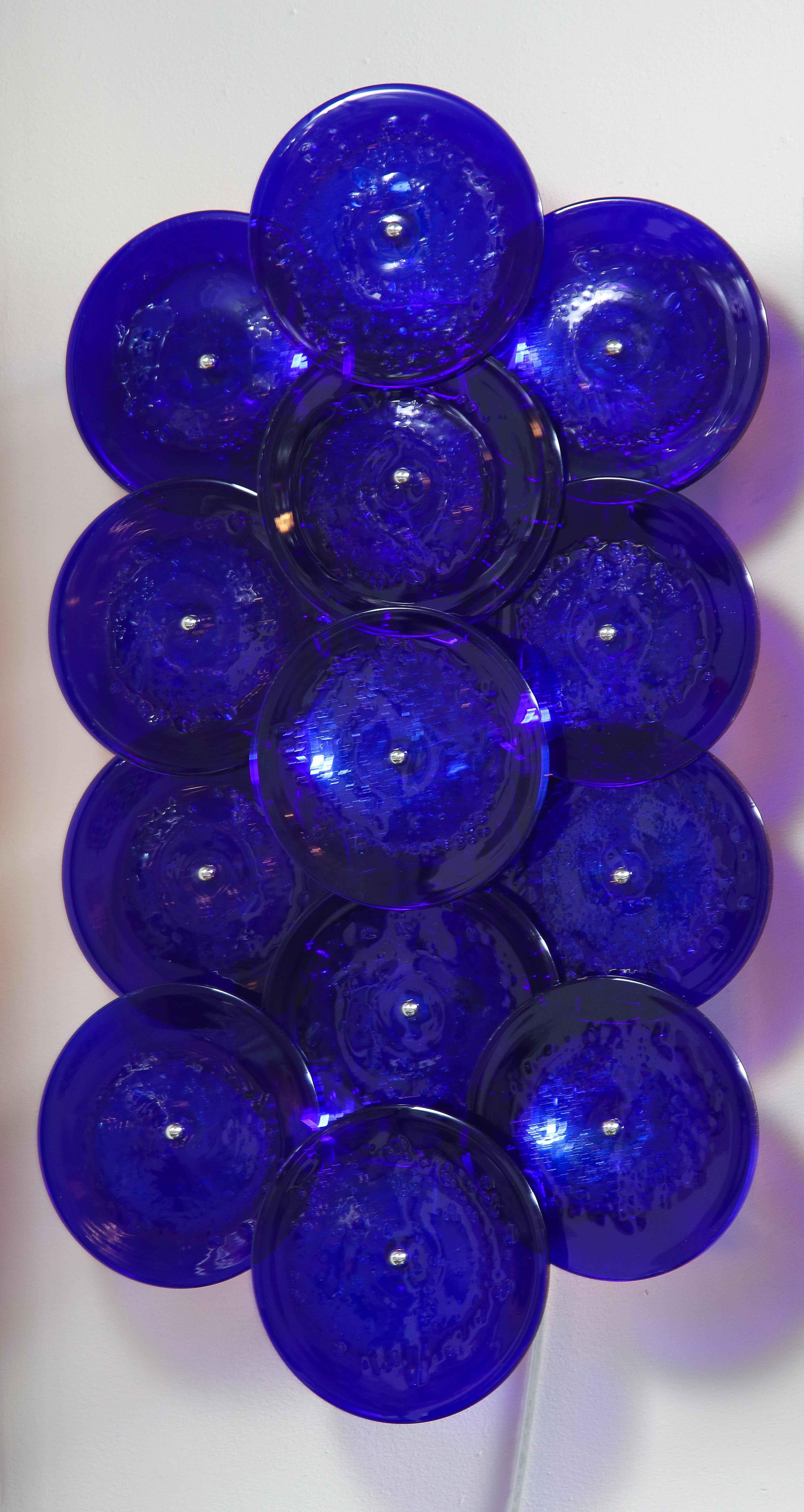 Paire d'appliques à disques en verre de Murano bleu cobalt en vente 2