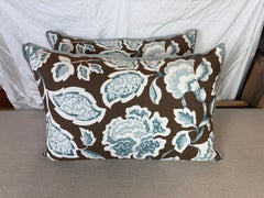 Ein Paar maßgefertigte Couture-Kissen im „Floral Limen“-Design von Cowtan & Tout