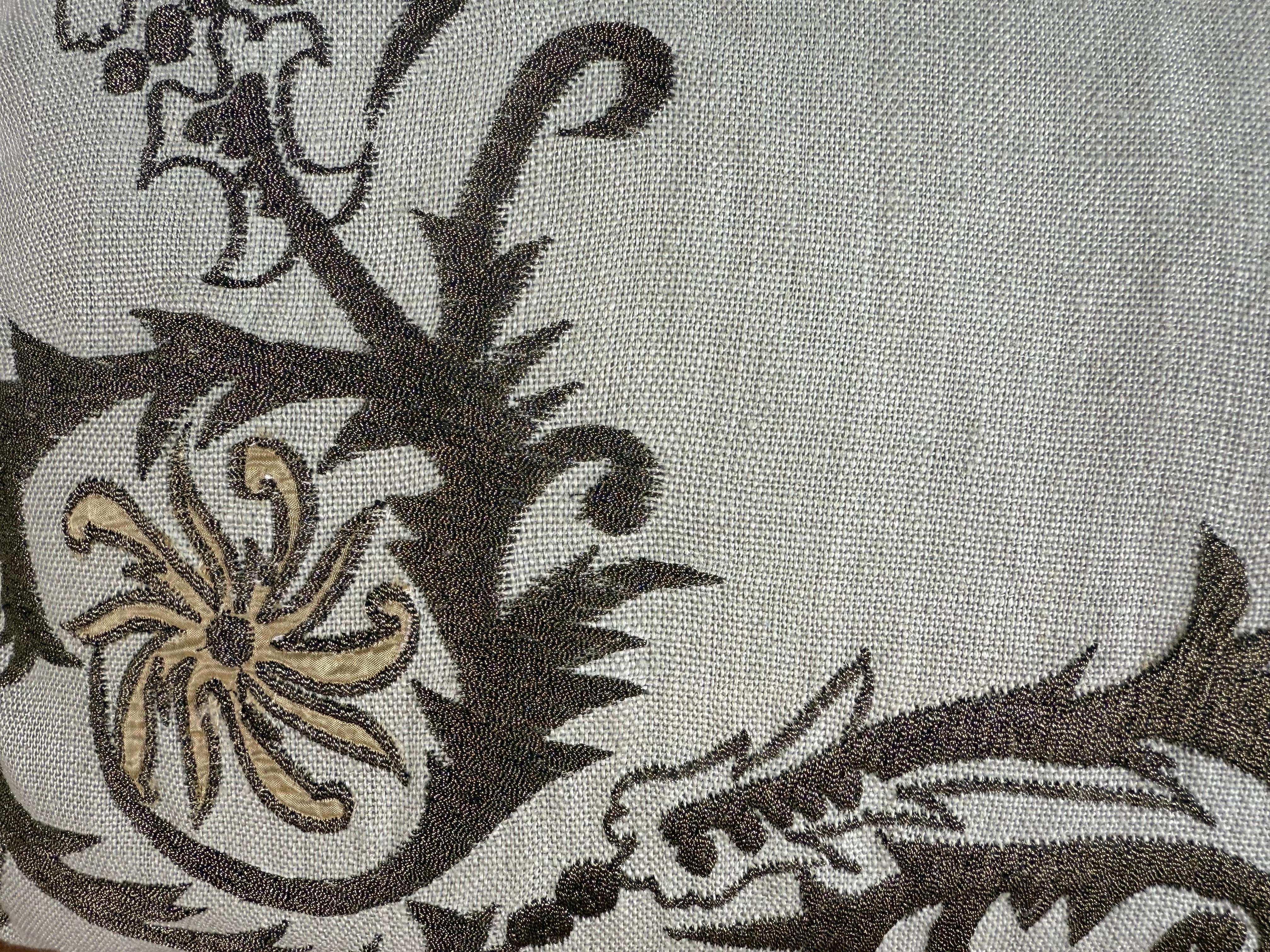 Italiano Coppia di cuscini in lino ricamati personalizzati in vendita