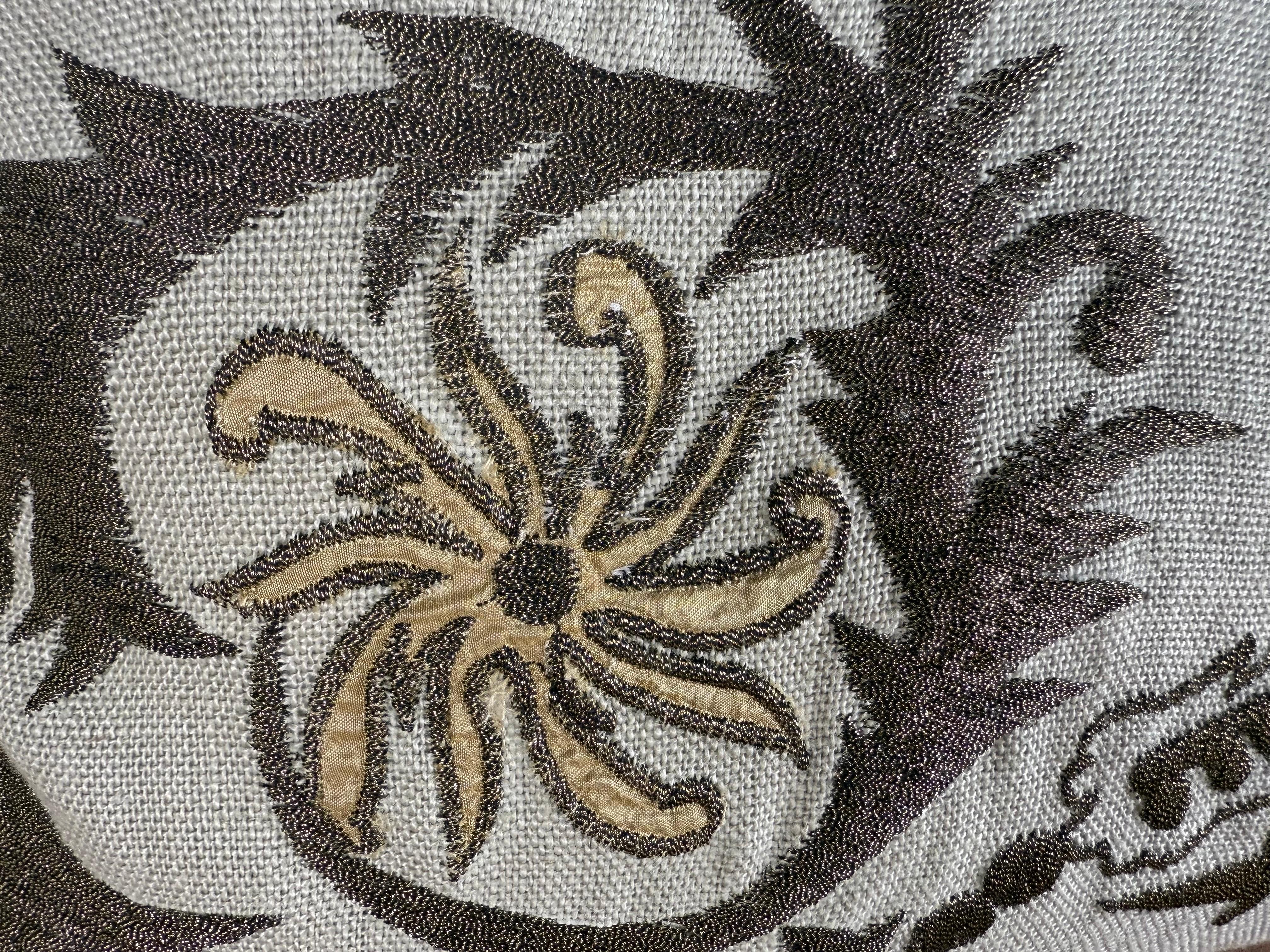 Coppia di cuscini in lino ricamati personalizzati In condizioni Nuovo in vendita a Los Angeles, CA