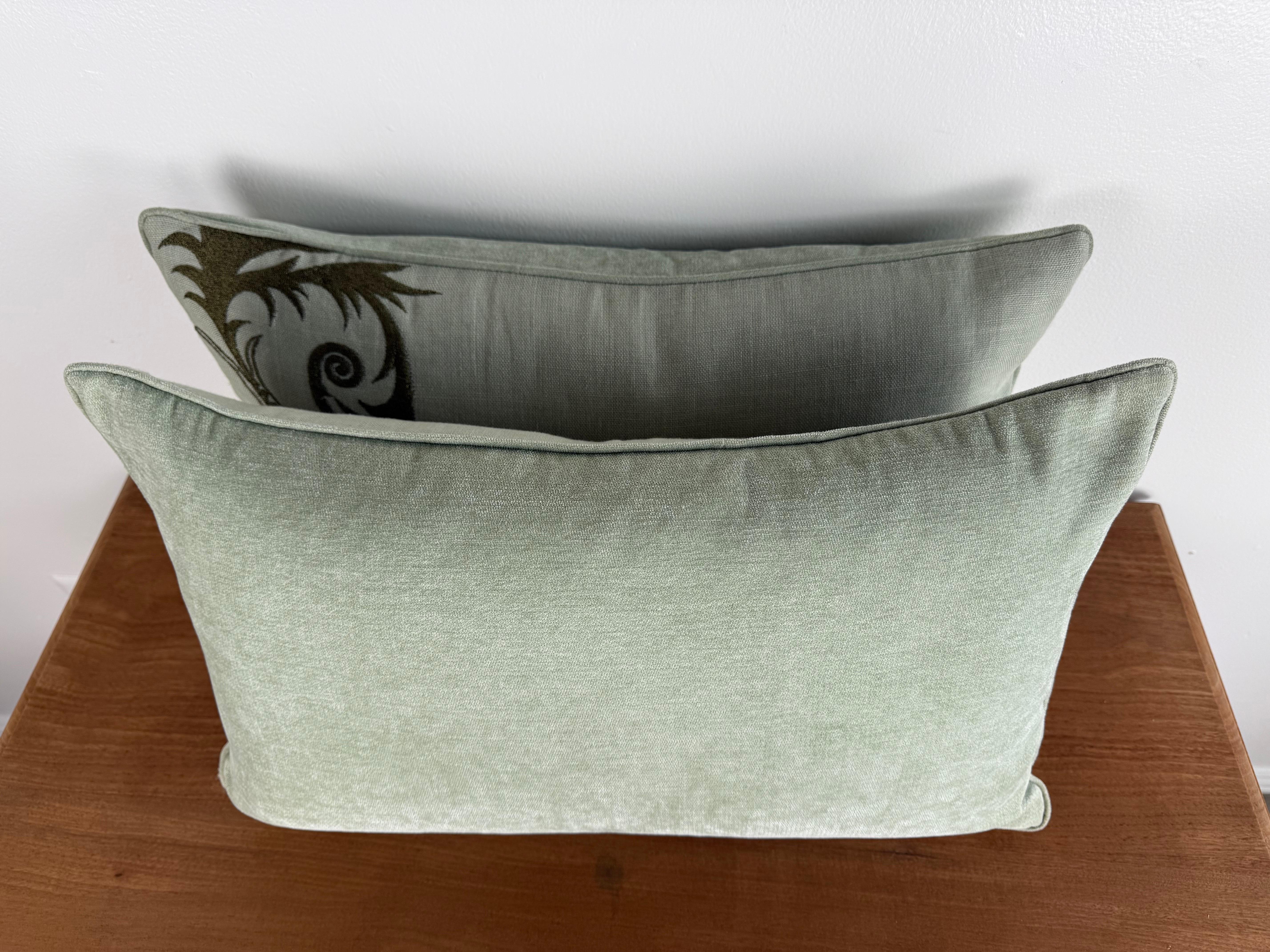 Coppia di cuscini in lino ricamati personalizzati in vendita 1