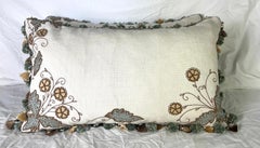 Cuscini in lino ricamati con fiori personalizzati di Melissa Levinson