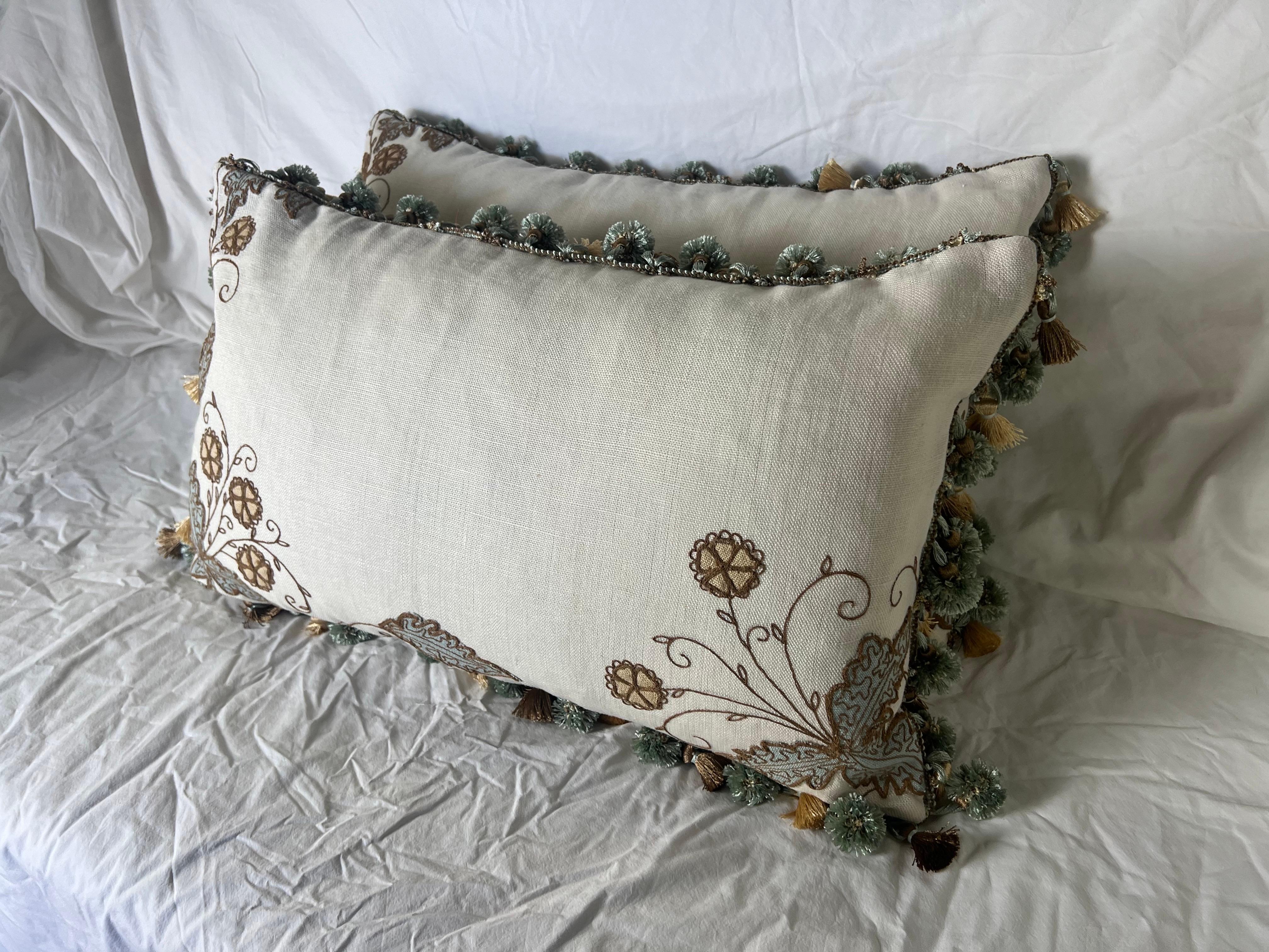Par de almohadas de lino bordadas a medida con flecos de borla Bordado en venta