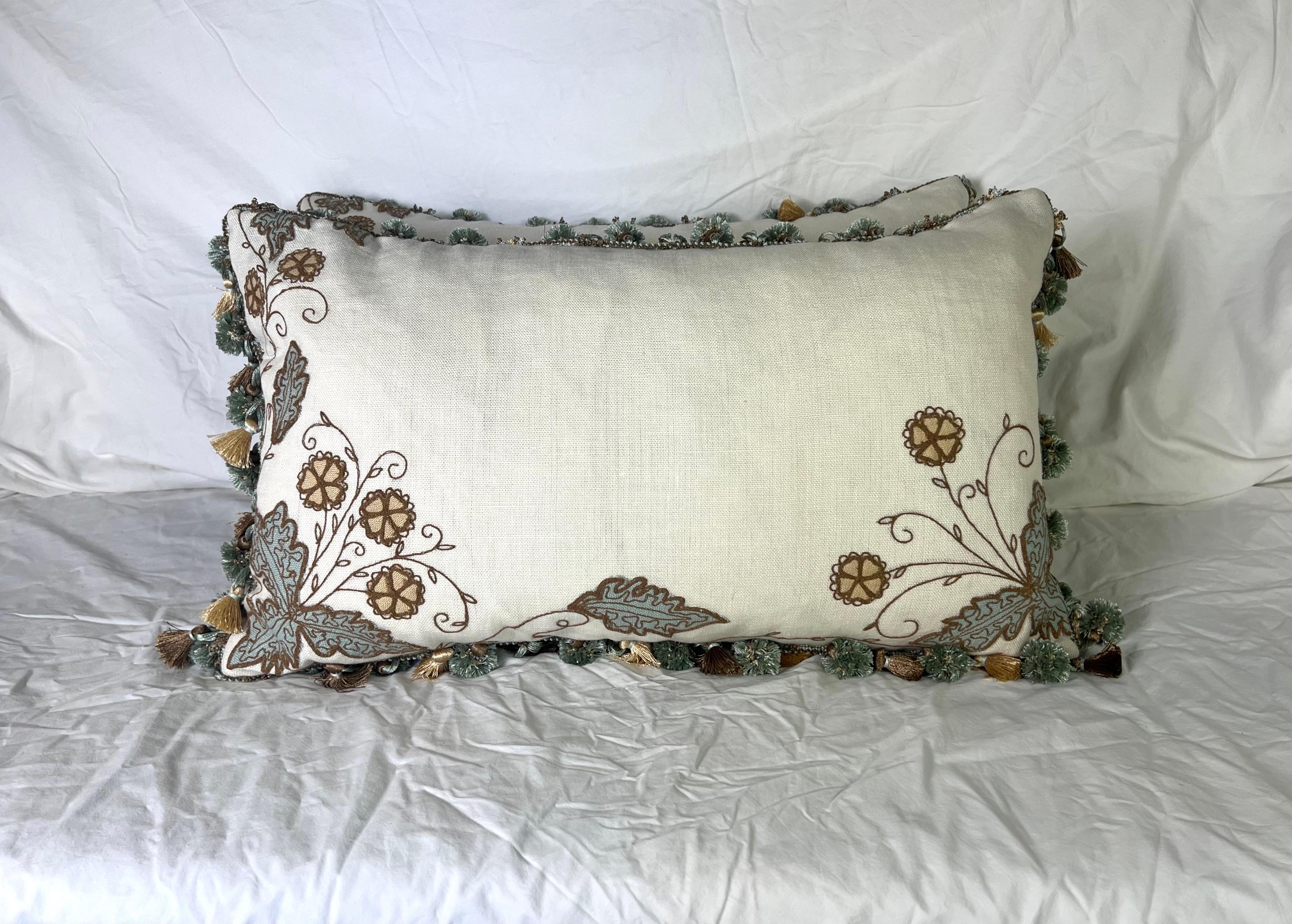 Par de almohadas de lino bordadas a medida con flecos de borla en Excelente estado para la venta en Los Angeles, CA