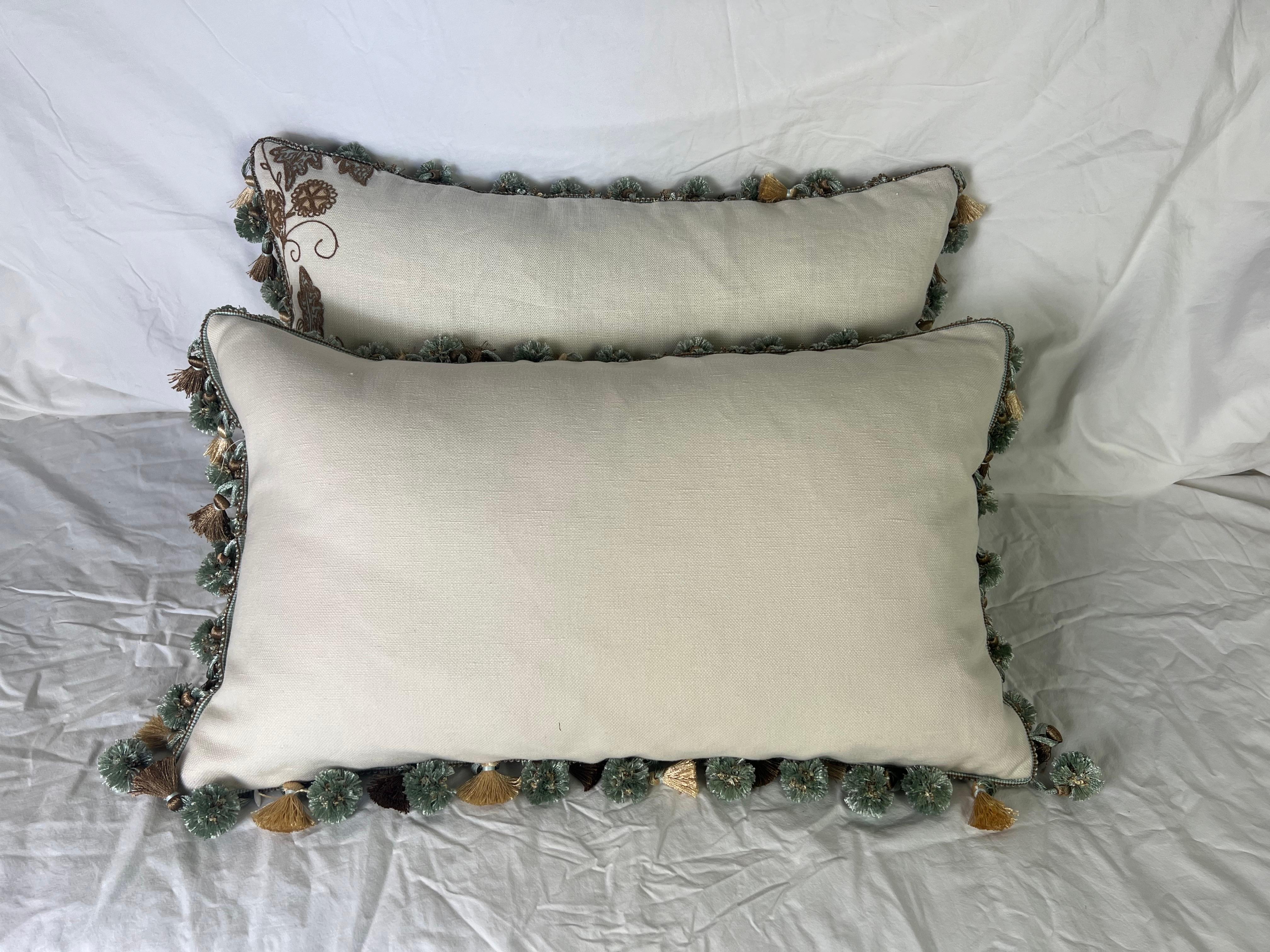 Par de almohadas de lino bordadas a medida con flecos de borla Siglo XXI y contemporáneo en venta