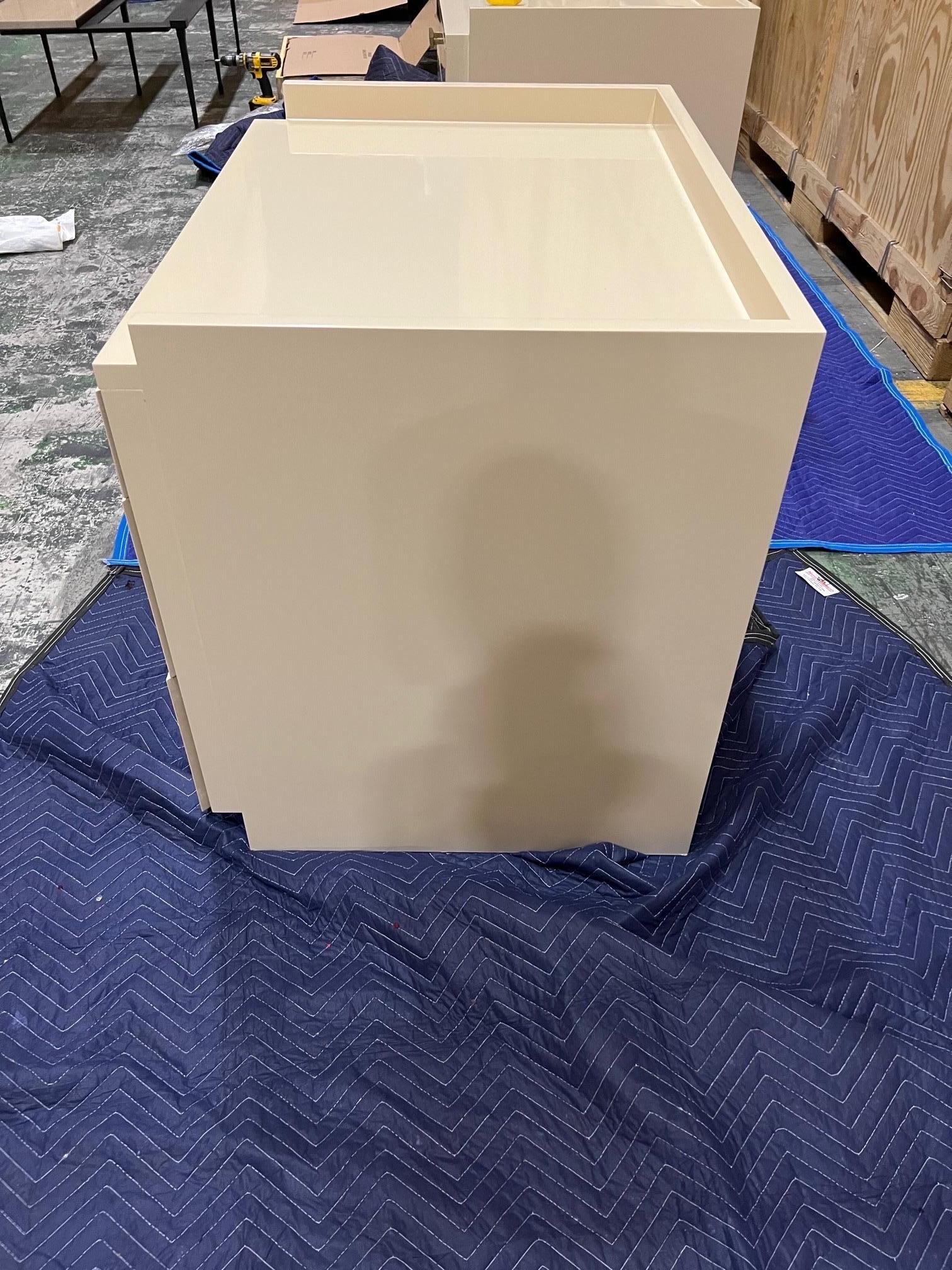 Pair of Custom Fabricated Cream Lacquered Bedside Tables For Sale 5