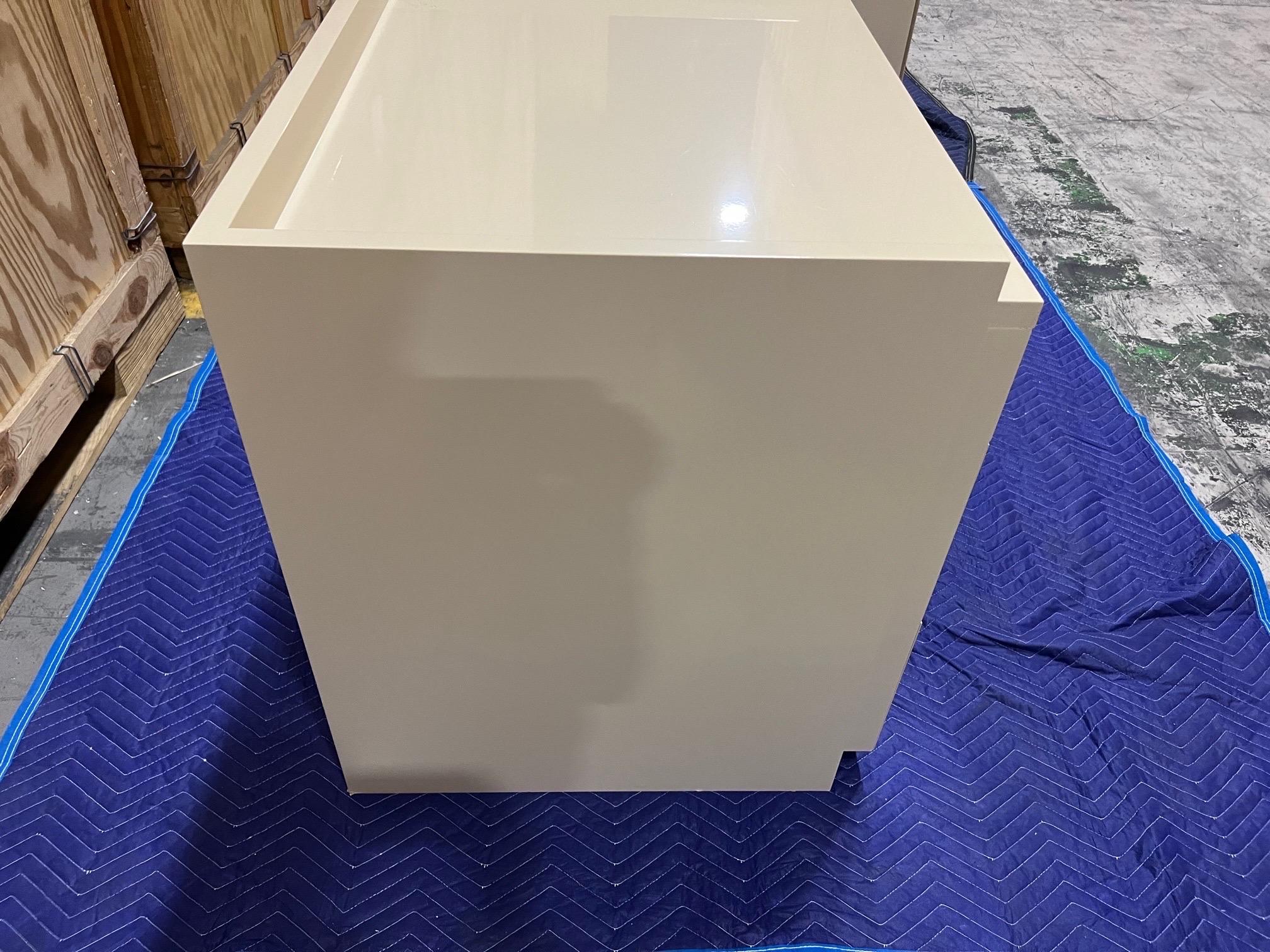 Pair of Custom Fabricated Cream Lacquered Bedside Tables For Sale 8