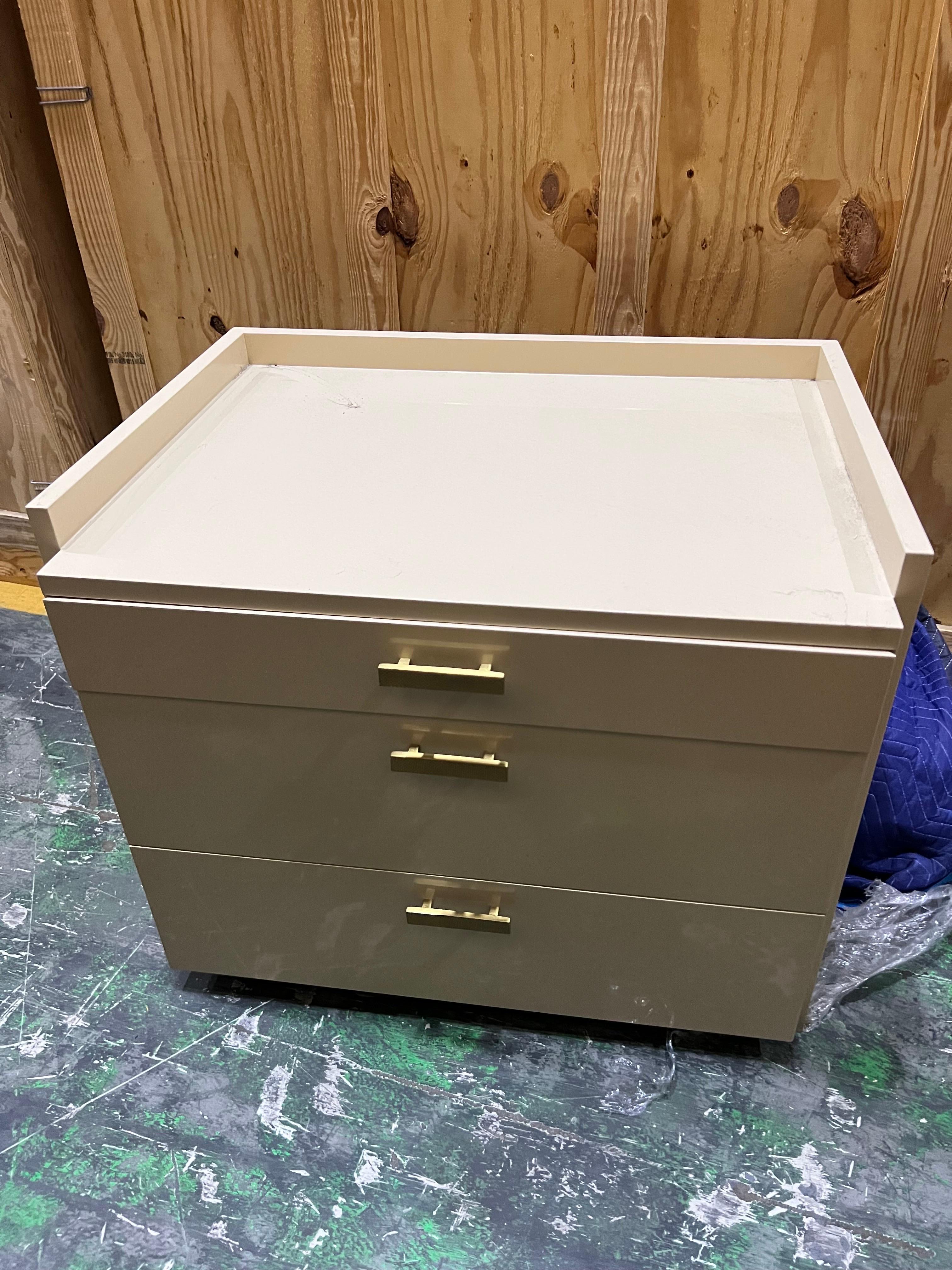Pair of Custom Fabricated Cream Lacquered Bedside Tables For Sale 1