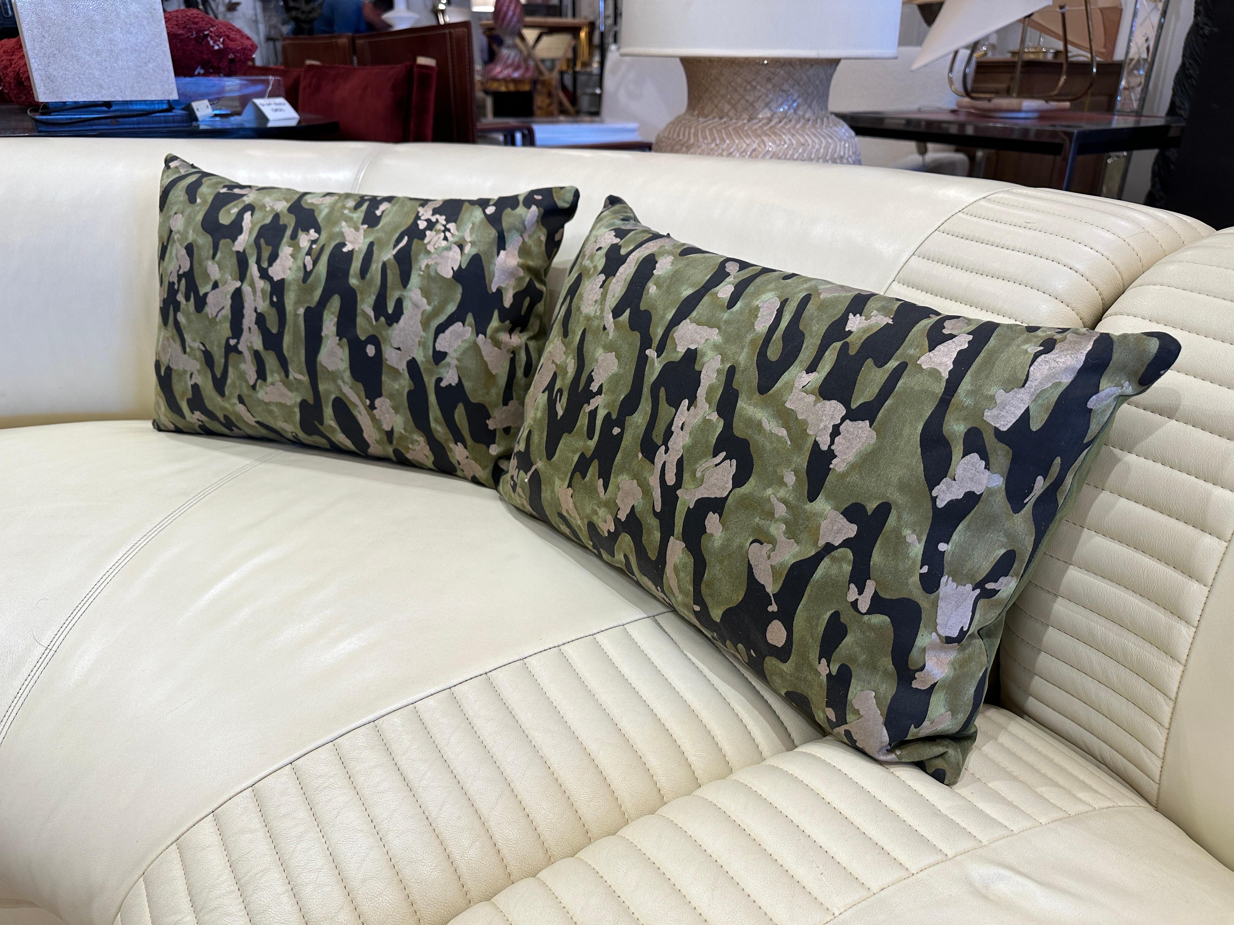 Tissu Camo Isole de l'entreprise Fortuny de Venise, Italie. Ce tissu camouflage à la fois doux et chic est accompagné d'un support de couleur complémentaire. Il s'agit d'un oreiller unique, conçu sur mesure. Il est rempli de duvet. Ce joli coussin