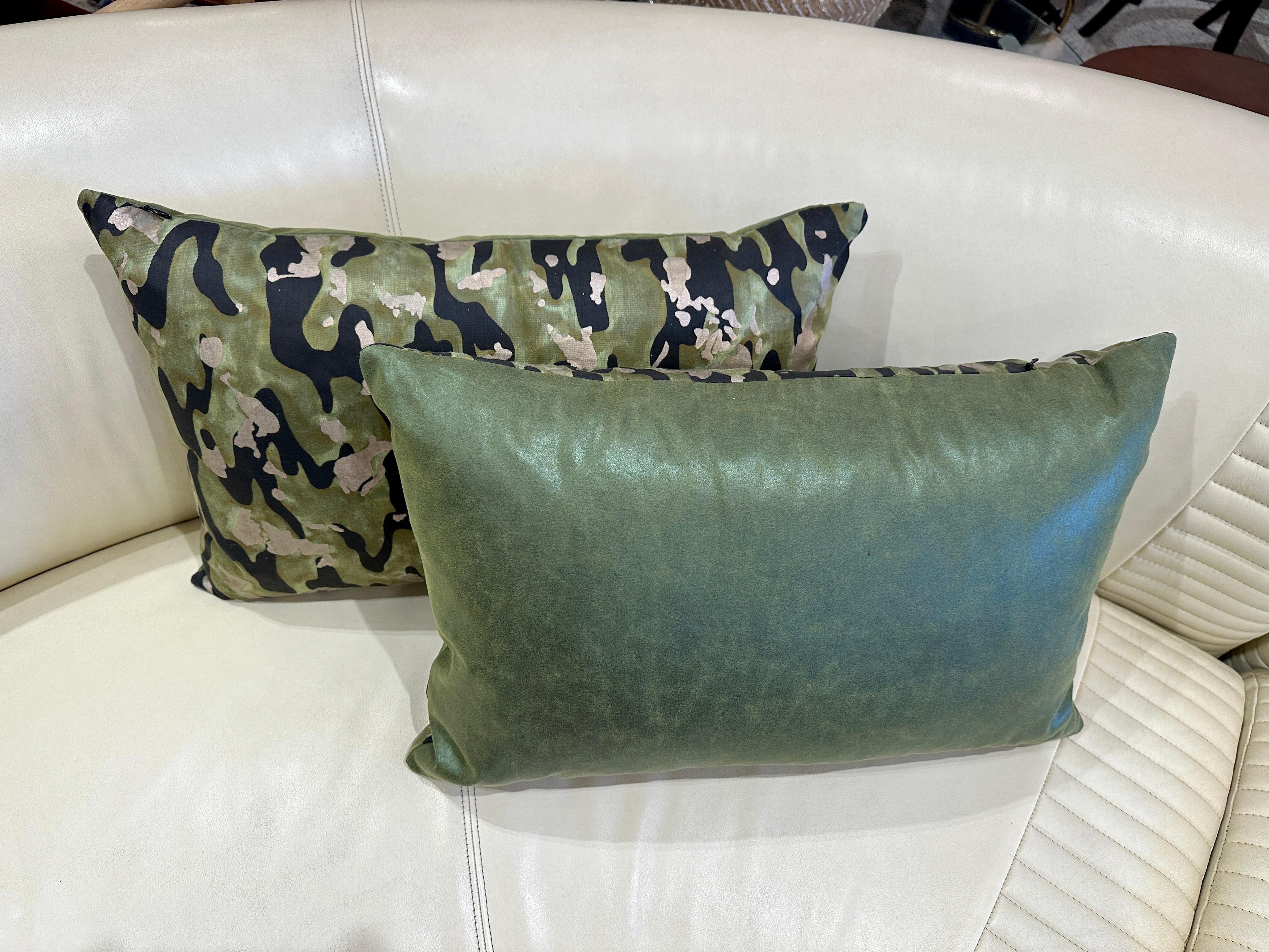 italien Paire de coussins décoratifs personnalisés en tissu camouflage Fortuny en vente