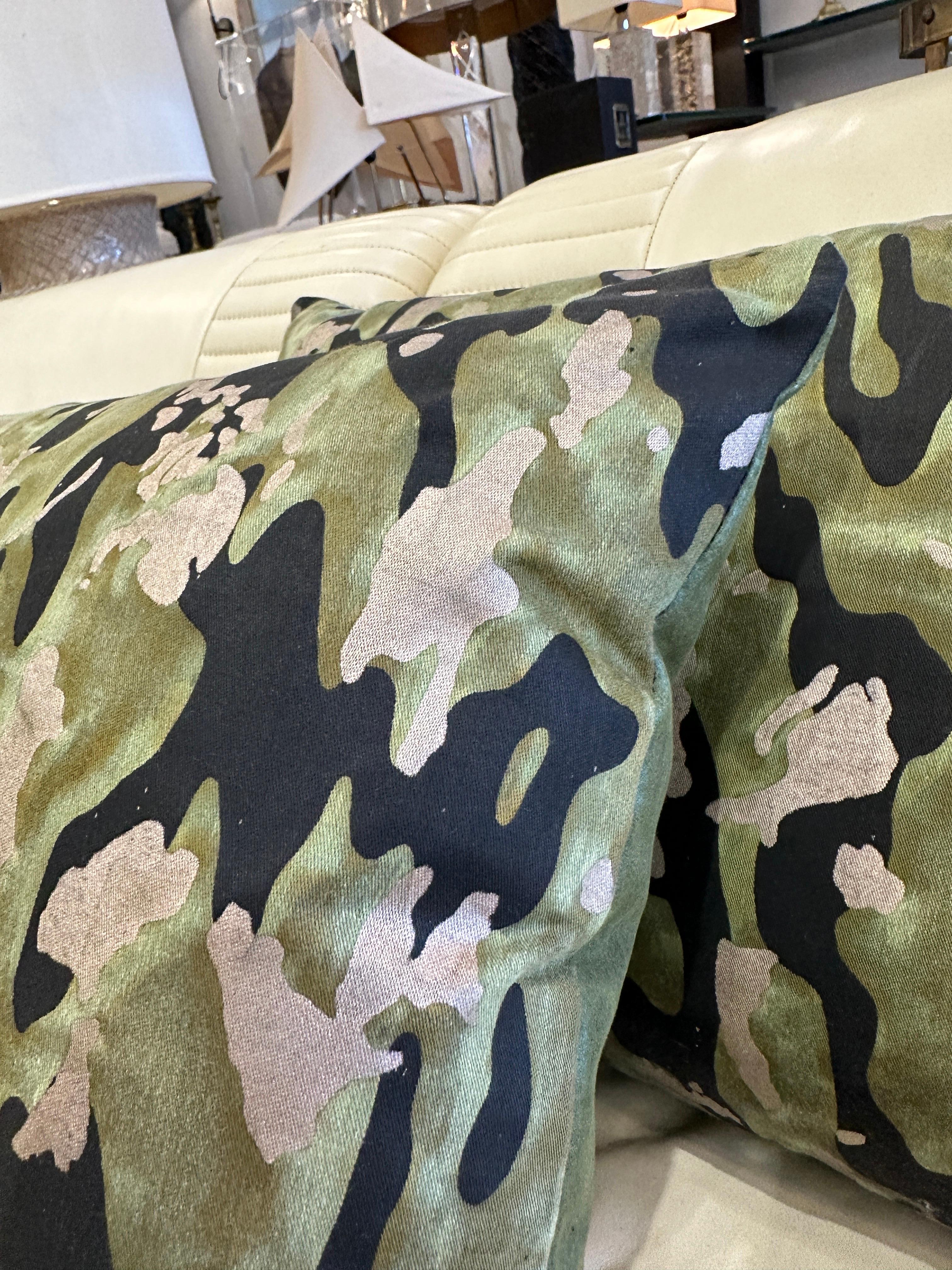 XXIe siècle et contemporain Paire de coussins décoratifs personnalisés en tissu camouflage Fortuny en vente