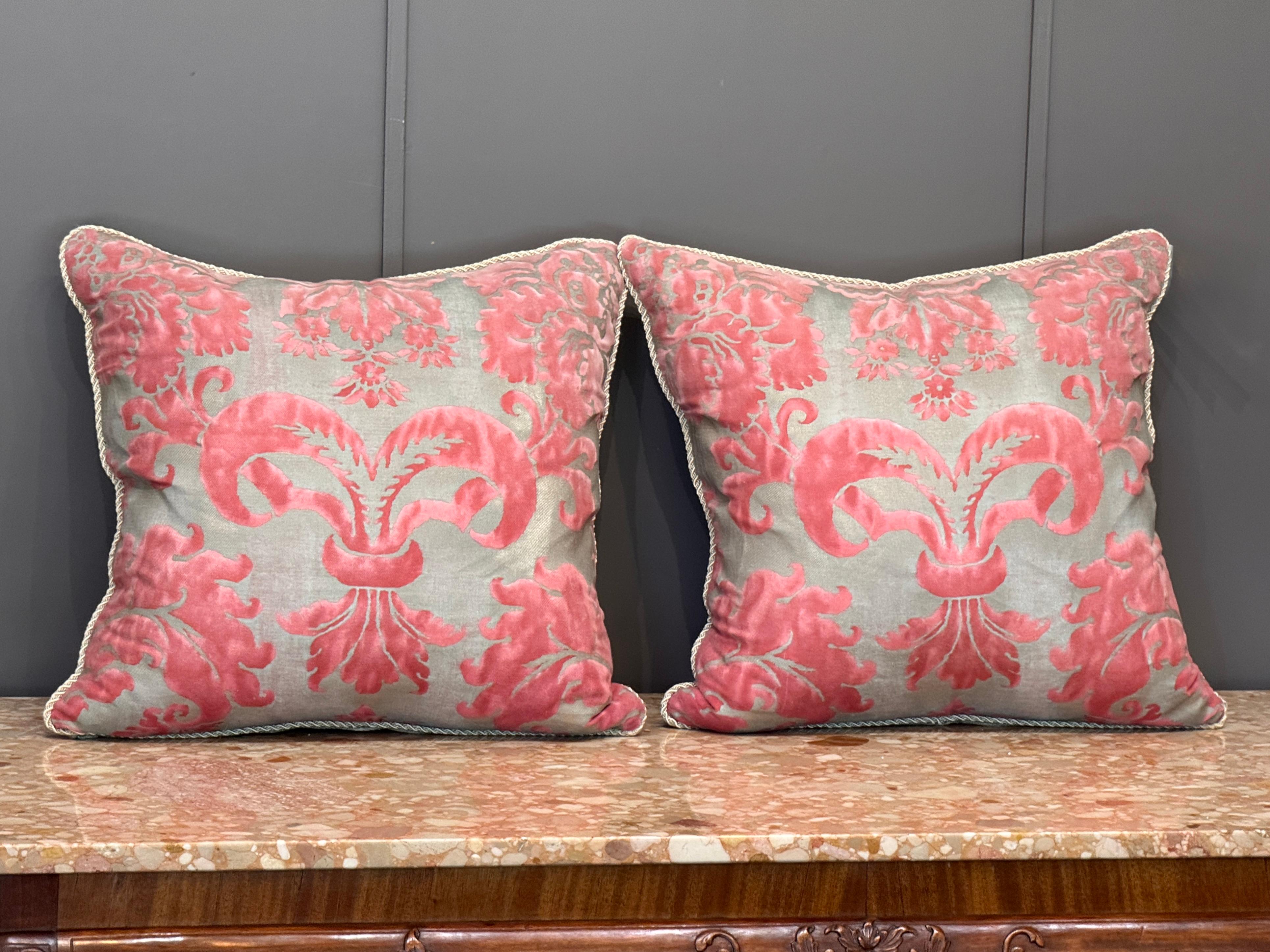 Paire de coussins en duvet faits sur mesure en tissu Fortuny, présentant un motif corail en relief sur un fond argenté. Finition en corde torsadée et dos en lin.