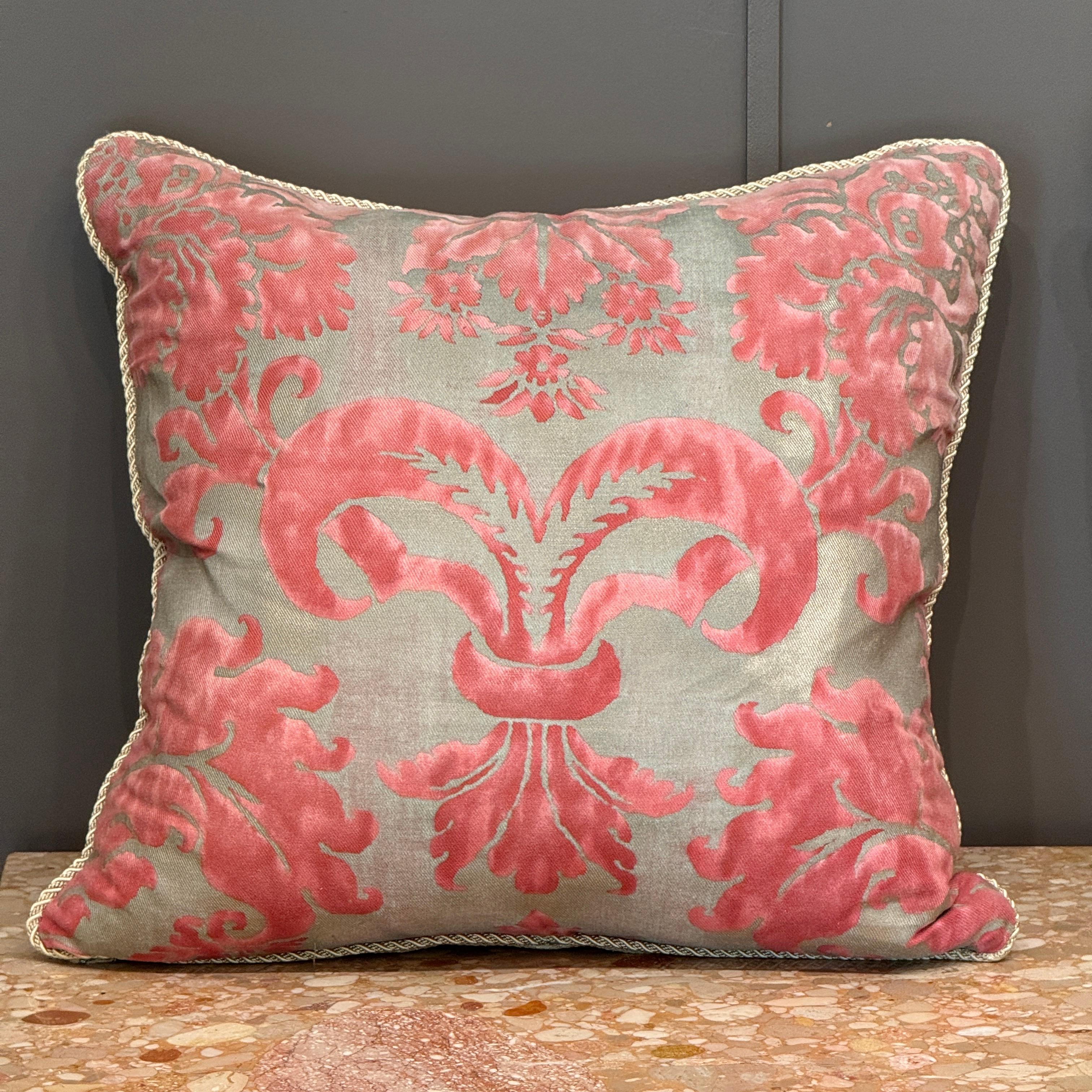 italien Paire d'oreillers en duvet personnalisés Fortuny en vente