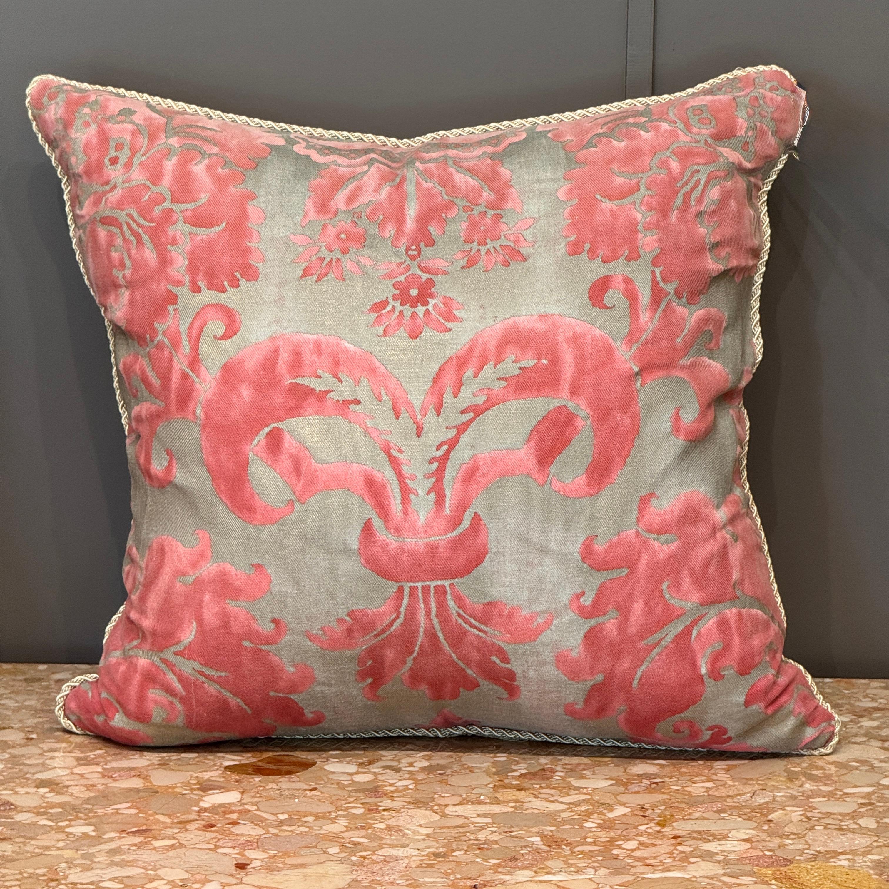 Paire d'oreillers en duvet personnalisés Fortuny Bon état - En vente à Charlottesville, VA