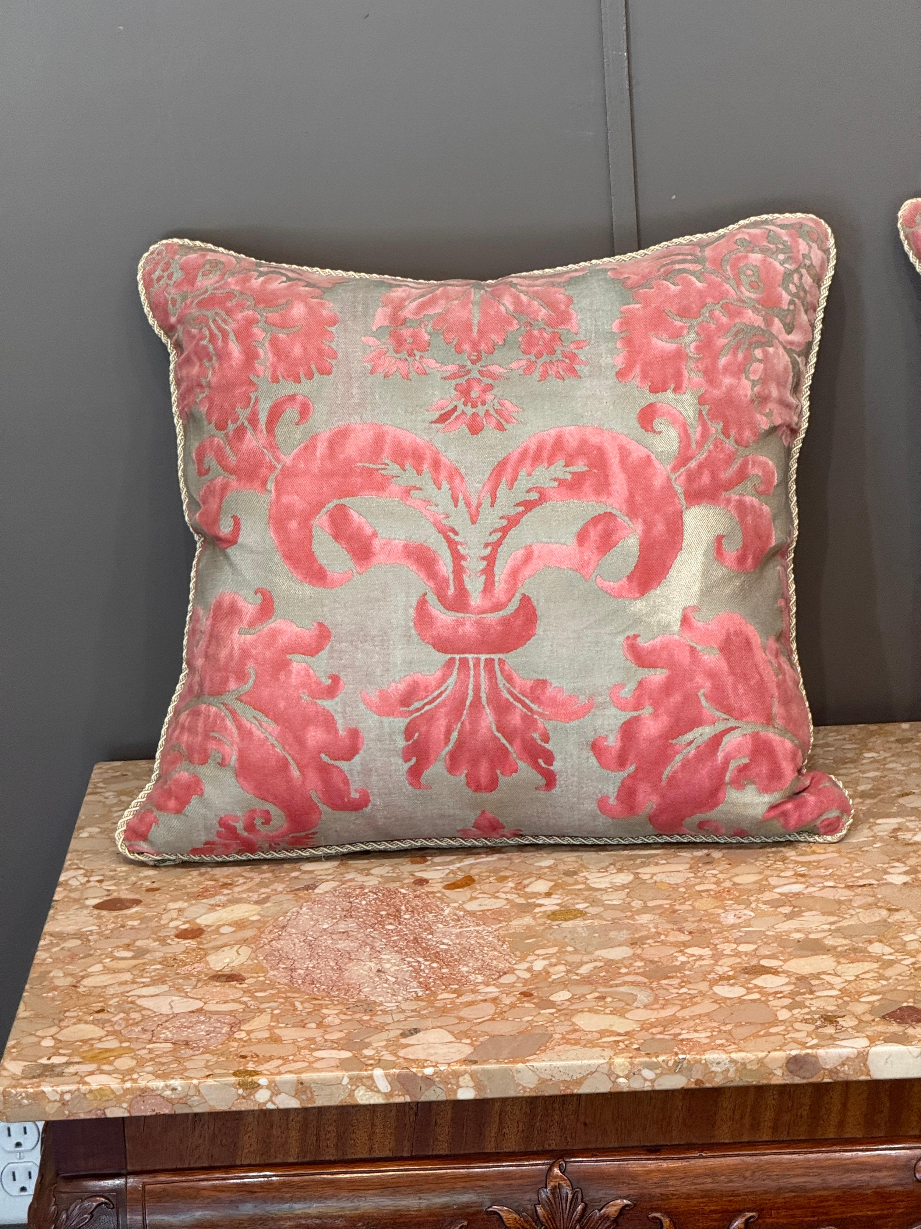 Fin du 20e siècle Paire d'oreillers en duvet personnalisés Fortuny en vente